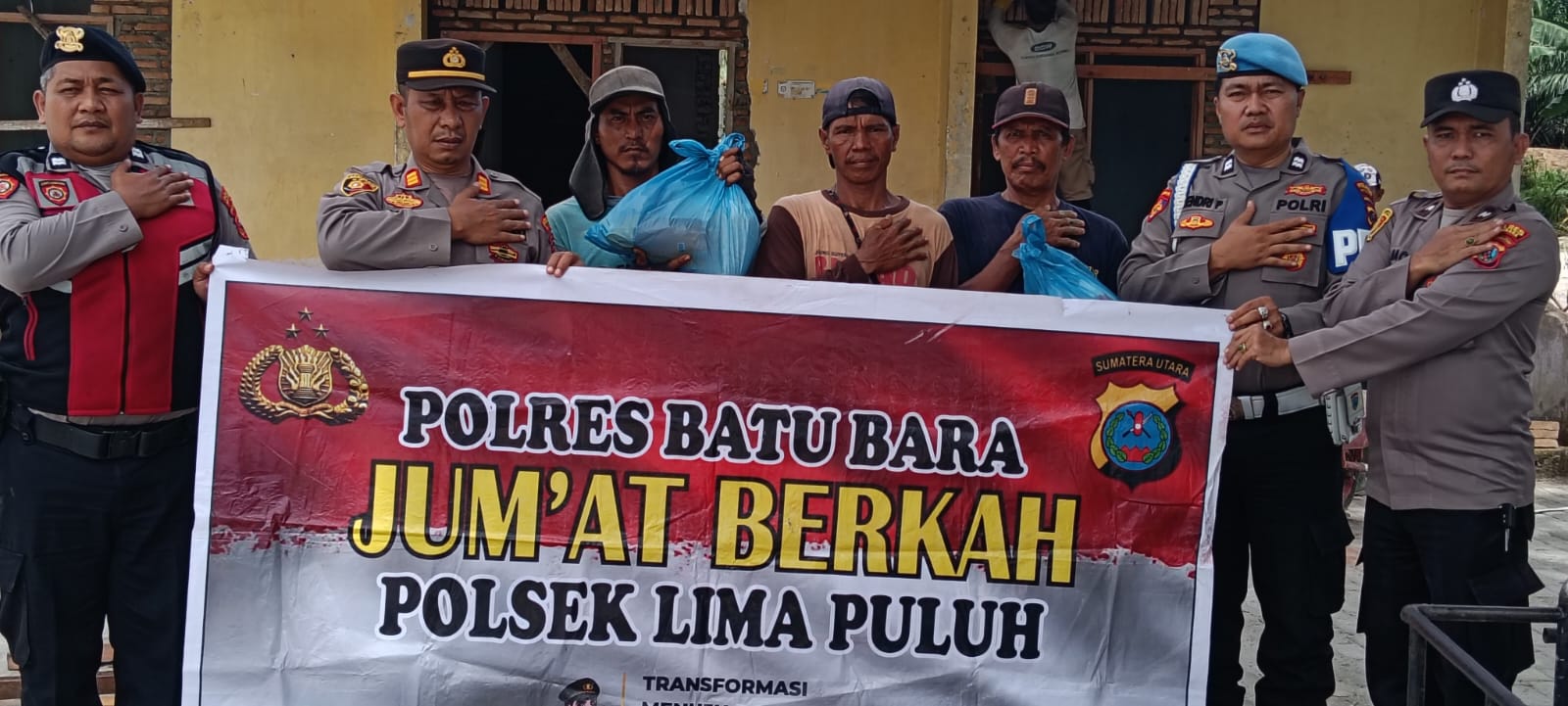 Polsek Lima Puluh gelar Jumat Berkah, bagikan sembako kepada mitra polsek di Kelurahan Lima Puluh Kota