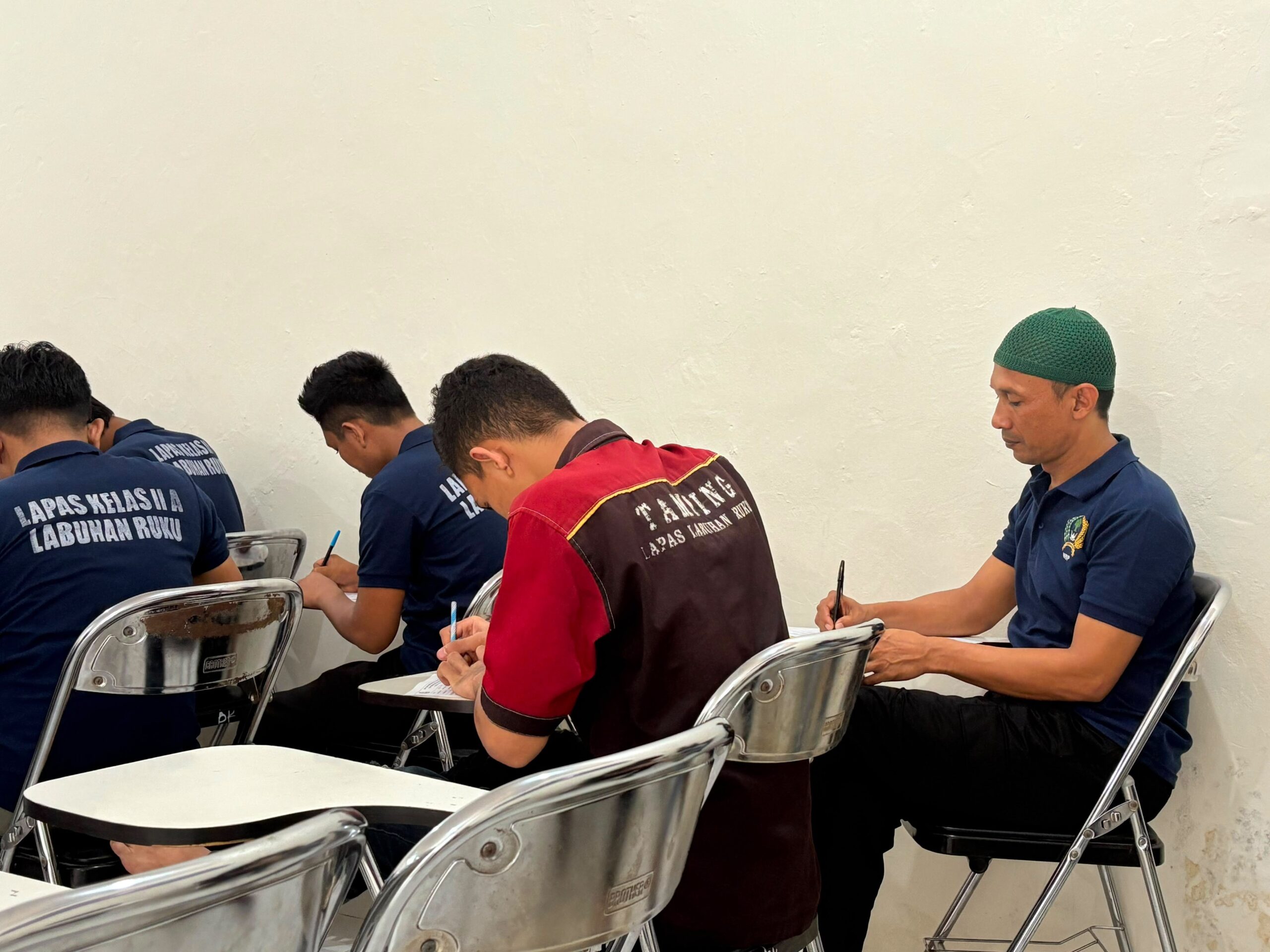 Menimba Ilmu di Balik Jeruji, WBP Lapas Labuhan Ruku Antusias Ikuti UAS Kesetaraan