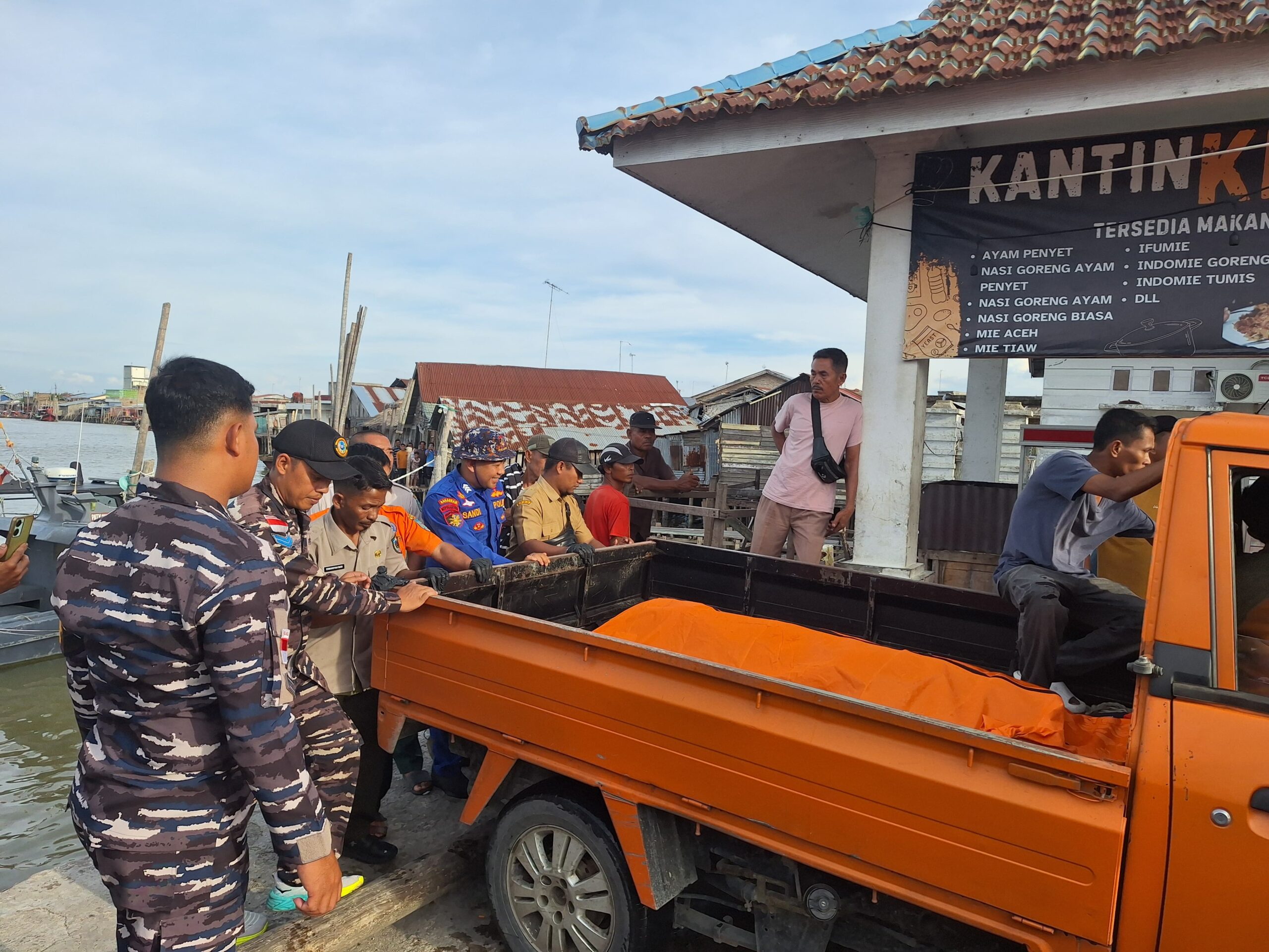 Polsek Talawi Dan Unit Inafis Polres Batu Bara Evakuasi Mayat Laki-Laki Yang Ditemukan Di Laut Lepas Tanjung Tiram, Diduga Tenggelam   