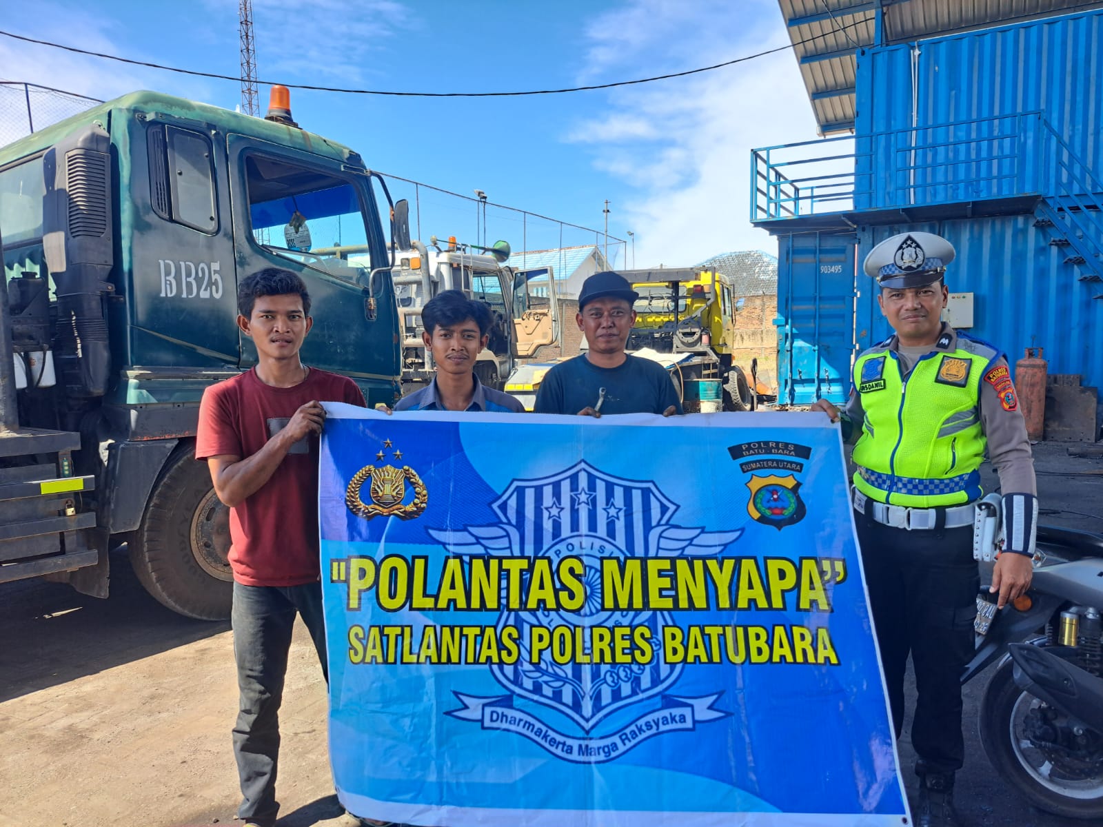 Sat Lantas Polres Batu Bara Laksanakan Polisi Menyapa Dan Sosialisasi Tertib Lalulintas Di Gudang Penyimpanan Truk Belawan Indah