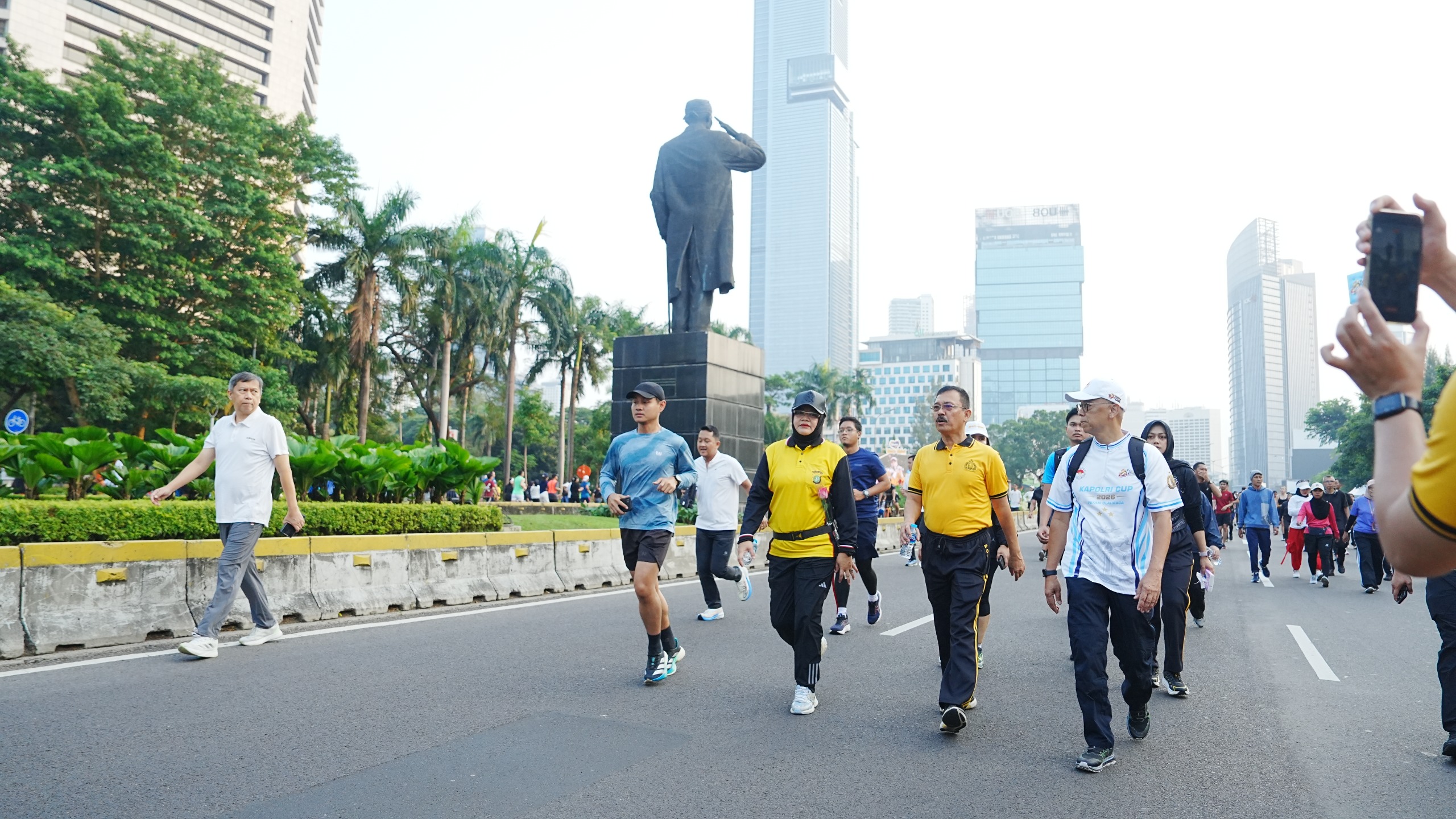 Sambut Hari Bhayangkara ke-80, Kakorsabhara Baharkam Polri Ikuti Jalan Sehat Bersama Kapolri di CFD Jakarta   