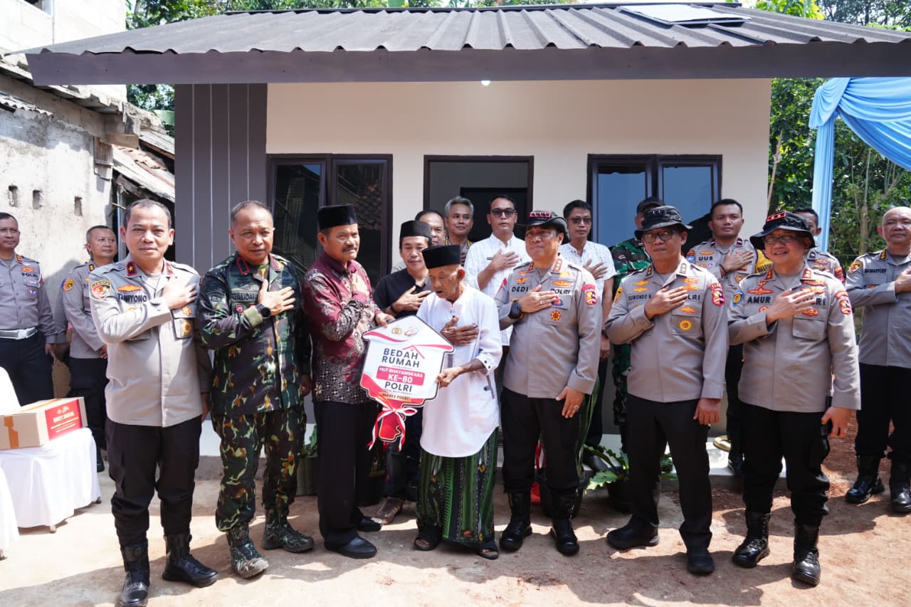 Sambut Hari Bhayangkara ke-80, Polri Bedah 80 Rumah Layak Huni, Bapak Usin (85) Kini Miliki Rumah Baru Berpanel Surya   