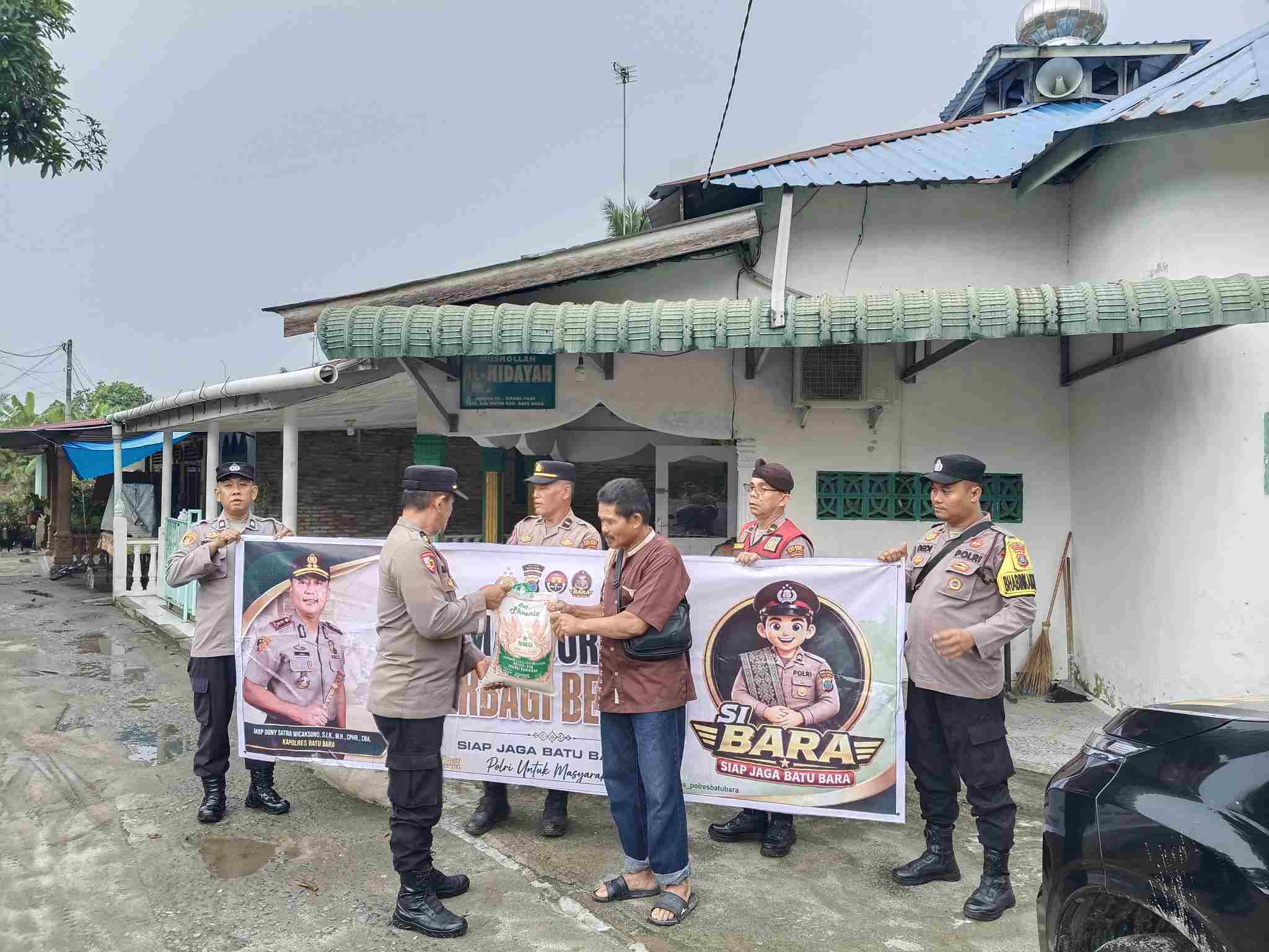 Waka Polsek Air Putih Pimpin “Jumat Curhat Berbagi Berkah”, Salurkan Bantuan Sembako Bagi Warga Sipare-Pare   