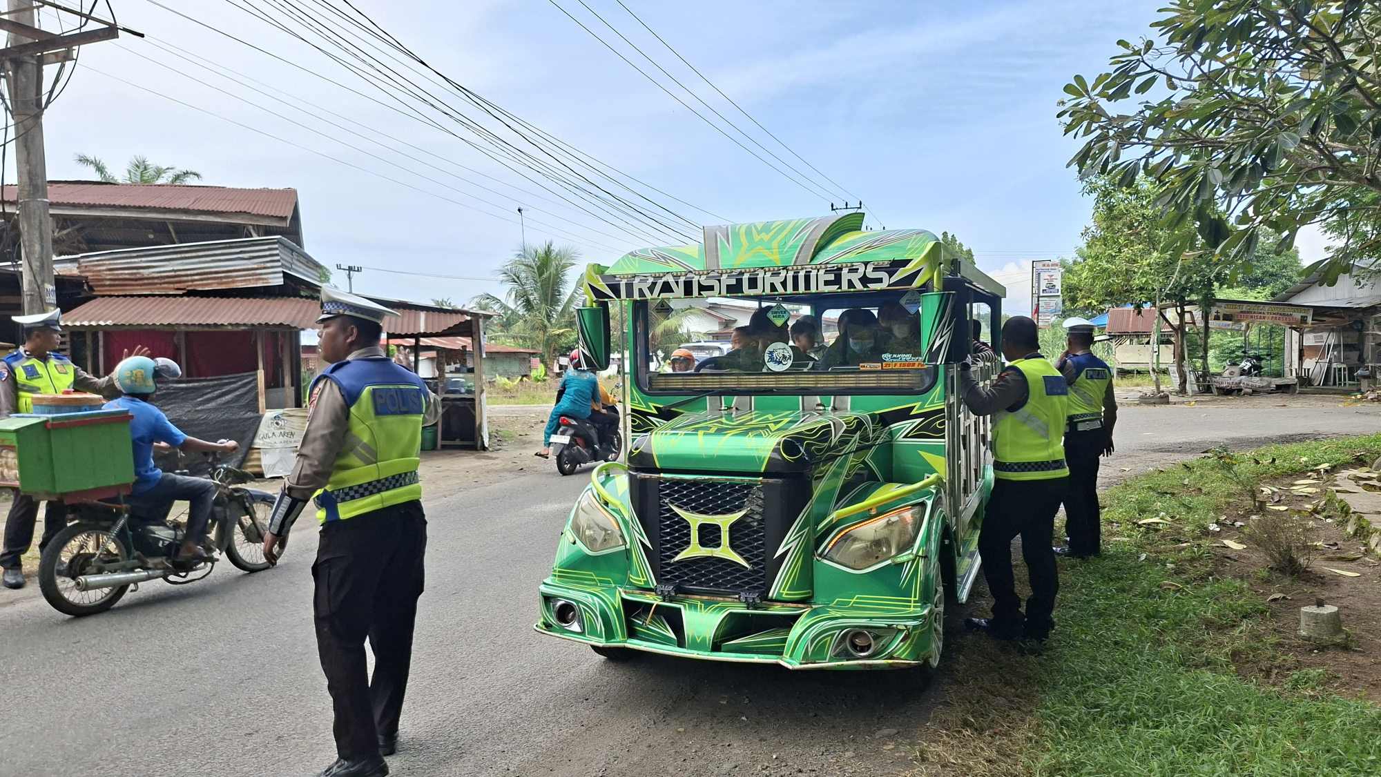 Satlantas Polres Batu Bara Lakukan Teguran Humanis – Edukasi Pengemudi dan Penumpang Odong-Odong di Jalan Lintas Batu Bara   