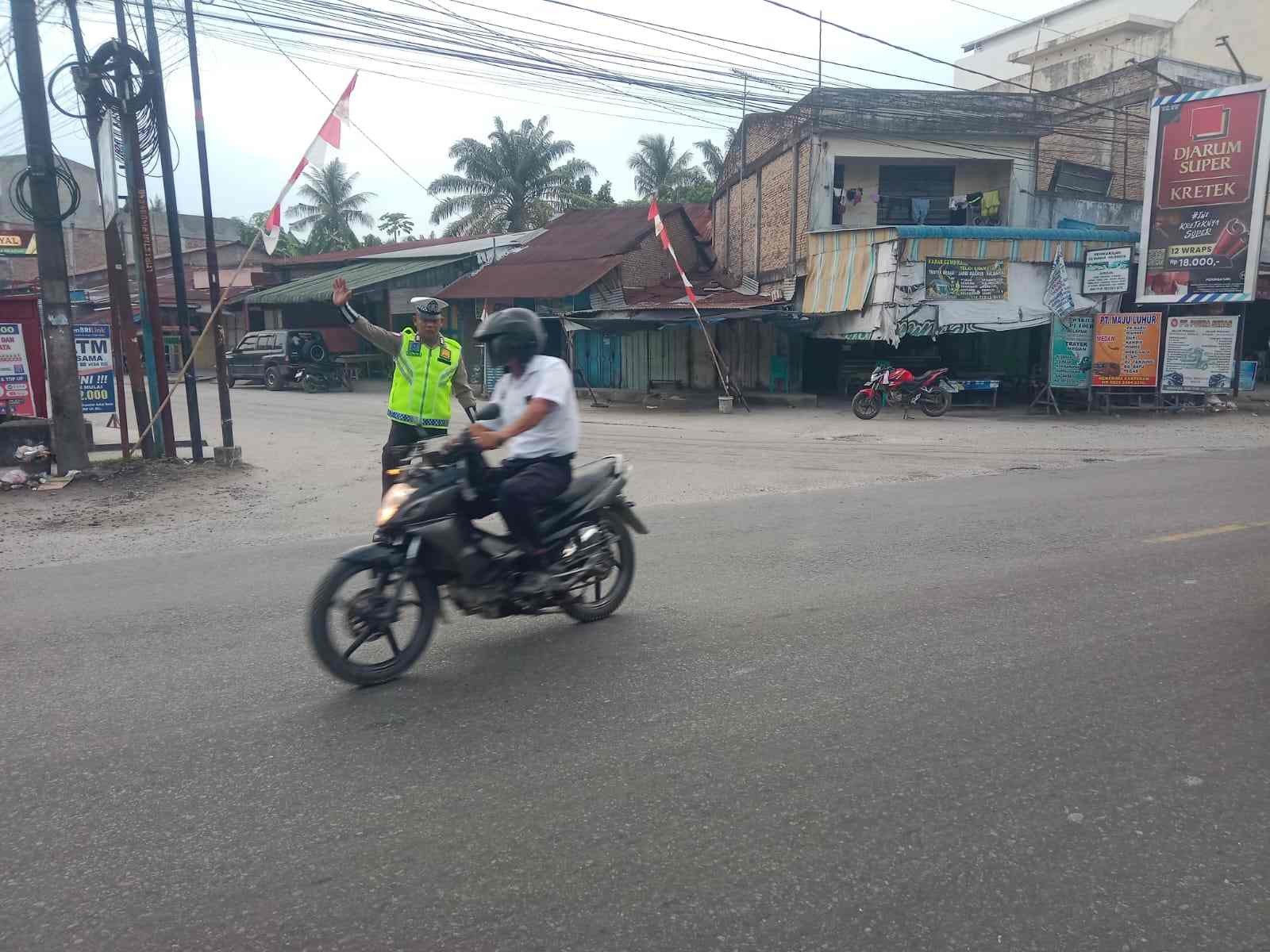 SAT LANTAS POLRES BATU BARA LAKSANAKAN GATUR PAGI DI JALINSUM SIMPANG TANJUNG KUBAH   