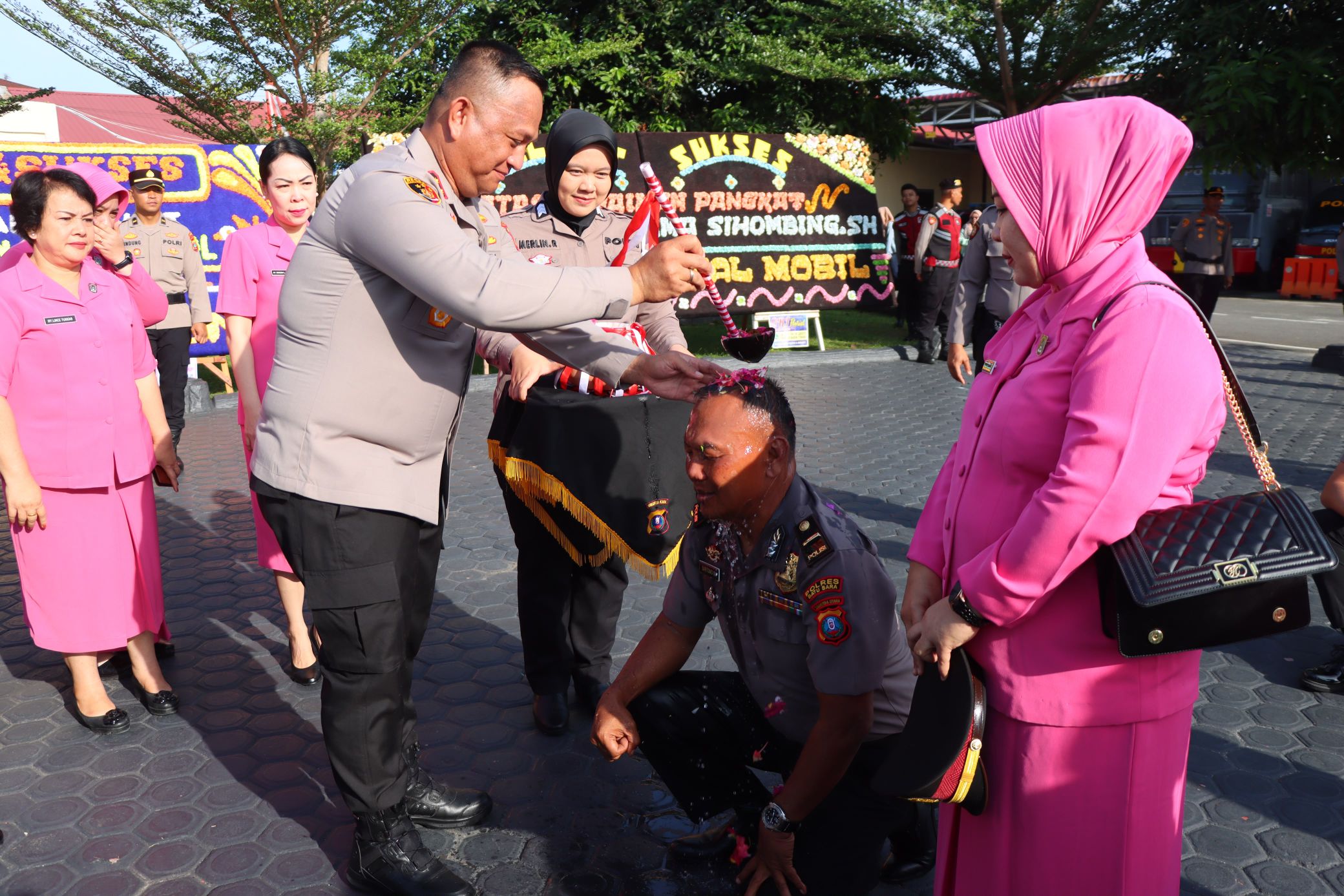Kapolres Batu Bara Pimpin Upacara Kenaikan Pangkat 34 Personel, Tekankan Profesionalisme dan Pengabdian kepada Masyarakat
