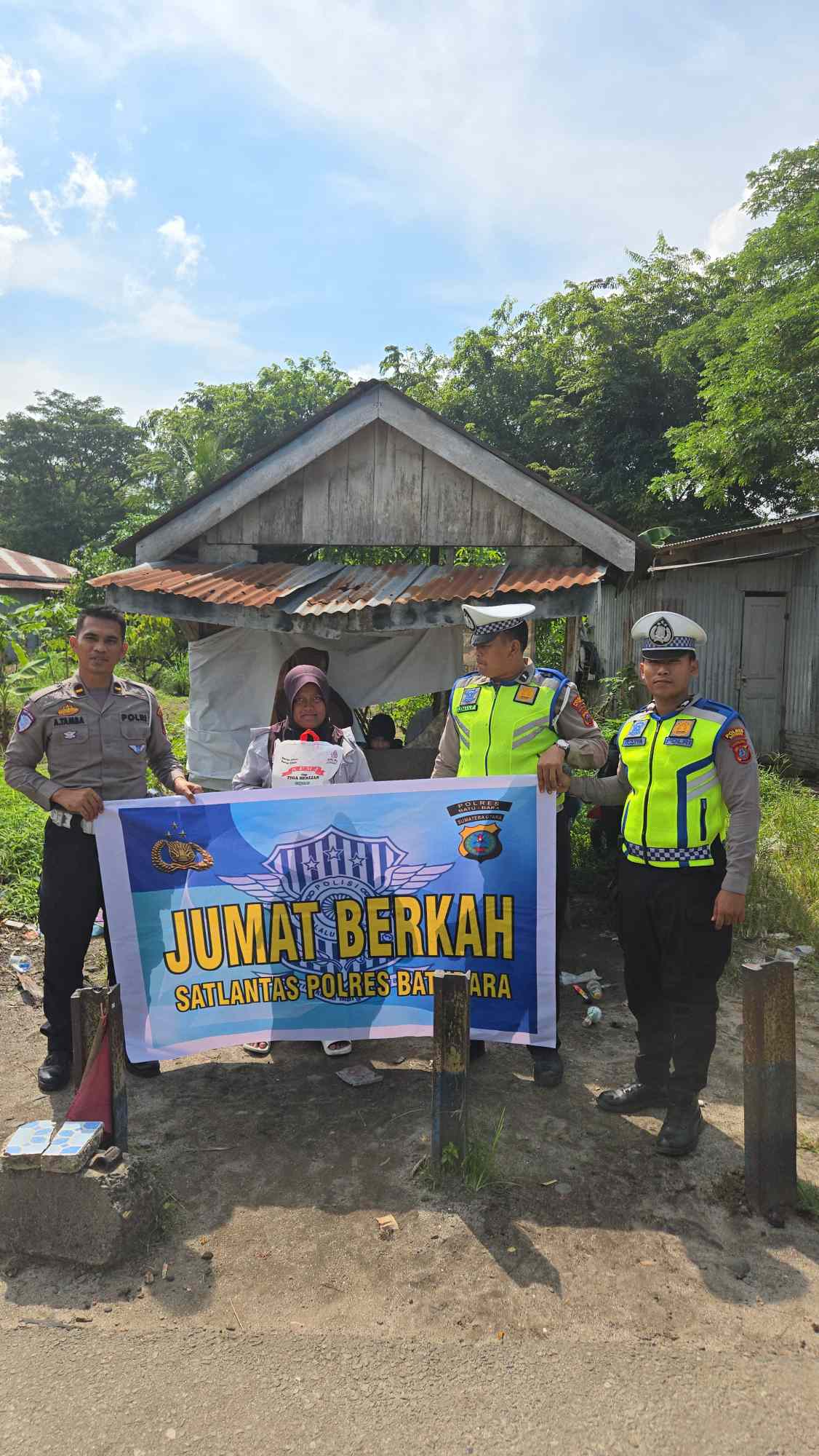 Satlantas Polres Batu Bara Gelar Jumat Berkah, Berbagi Beras kepada Janda dan Anak Tuna Wicara   