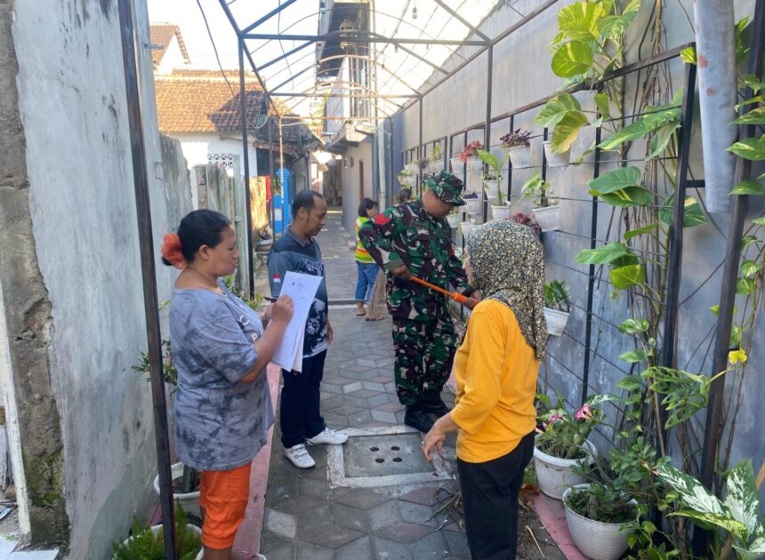 Wujudukan Lingkungan Asri, Kopka Sarifudin Bersama Warga Kepanjenkidul Gelar Kerja Bakti Bersama   