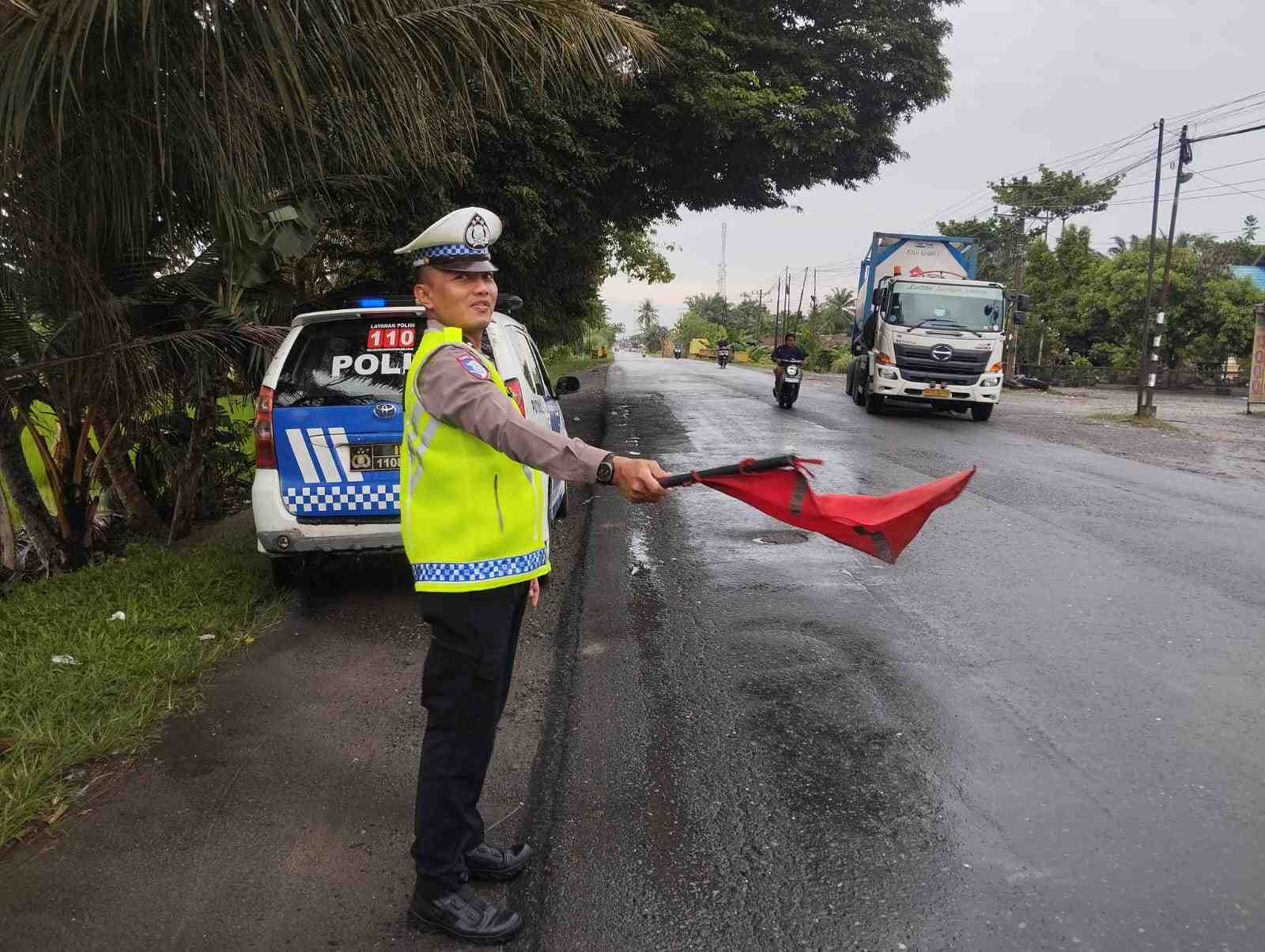 Satlantas Polres Batu Bara Laksanakan Patroli Jalinsum dan Kibas Bendera Merah di Lokasi Rawan, Kegiatan Aman Lancar   