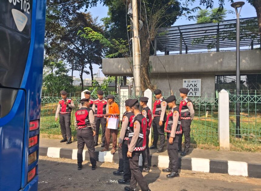 Aksi Humanis Patroli Perintis Baharkam Polri: Bantu Lansia Telantar di Blok M Pulang Kampung   