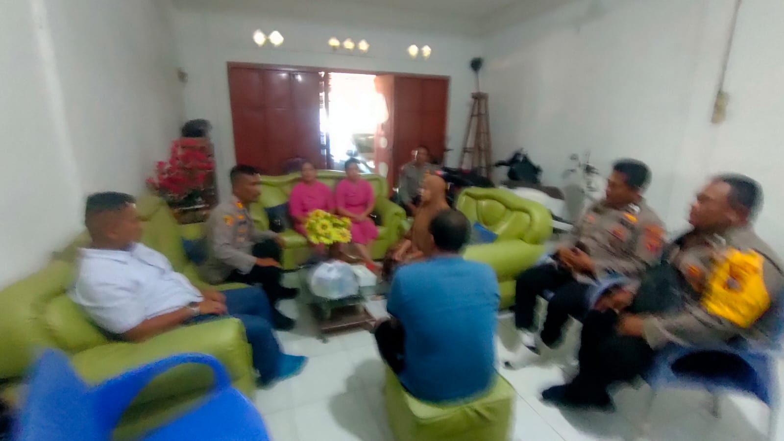 Kapolsek Medang Deras Jenguk Personil Sakit AIPTU Riduan Rivai, Berikan Tali Asih dan Doa Cepat Sembuh   