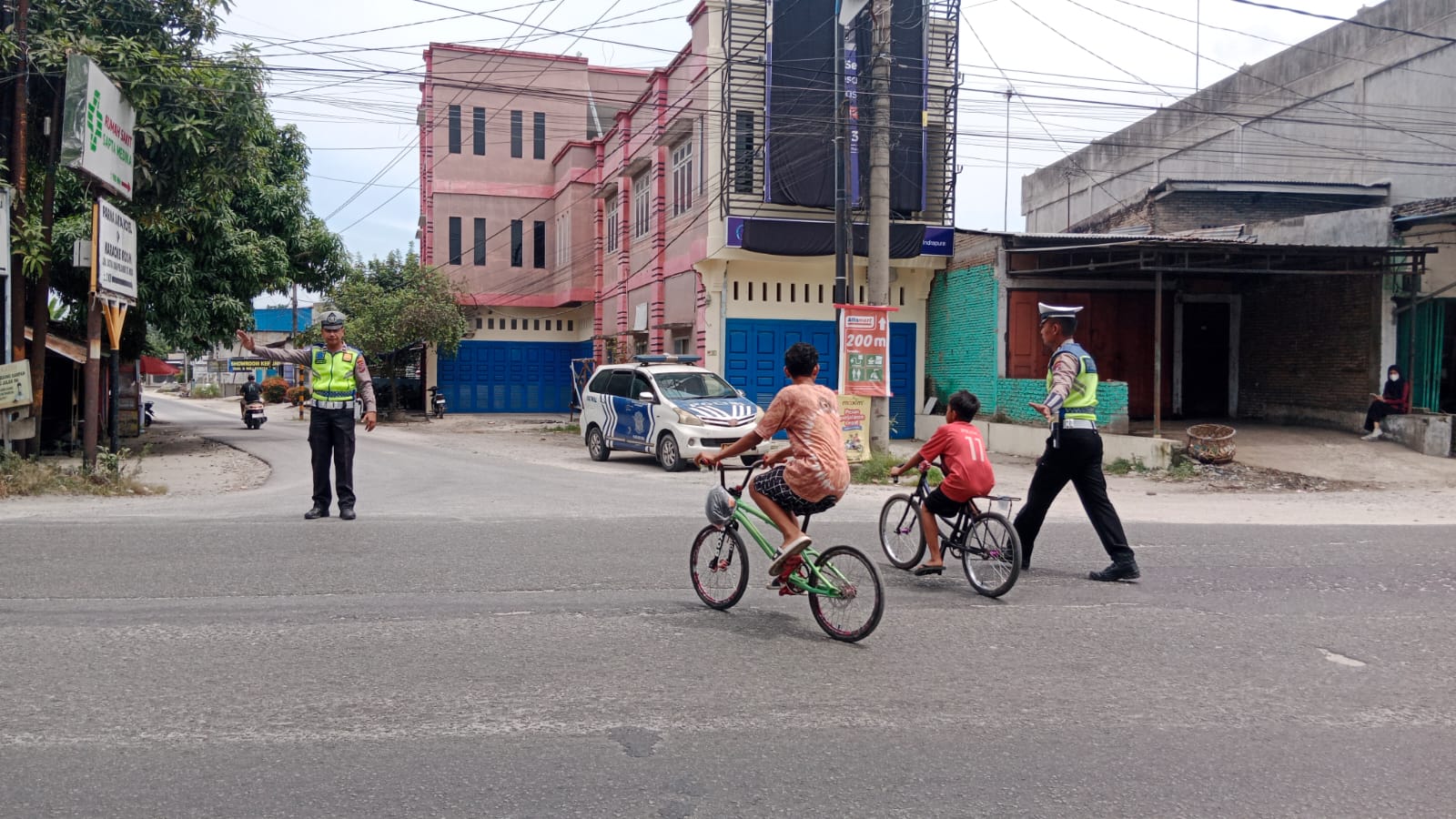 Sat Lantas Polres Batu Bara Laksanakan Gatur Siang di Jalinsum Simpang Tanah Merah – Kegiatan Aman Lancar   