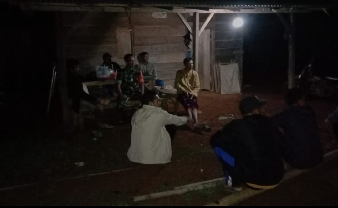 Patroli Malam Koramil 06 Batuwarno, Babinsa Sambangi Warga Demi Jaga Keamanan