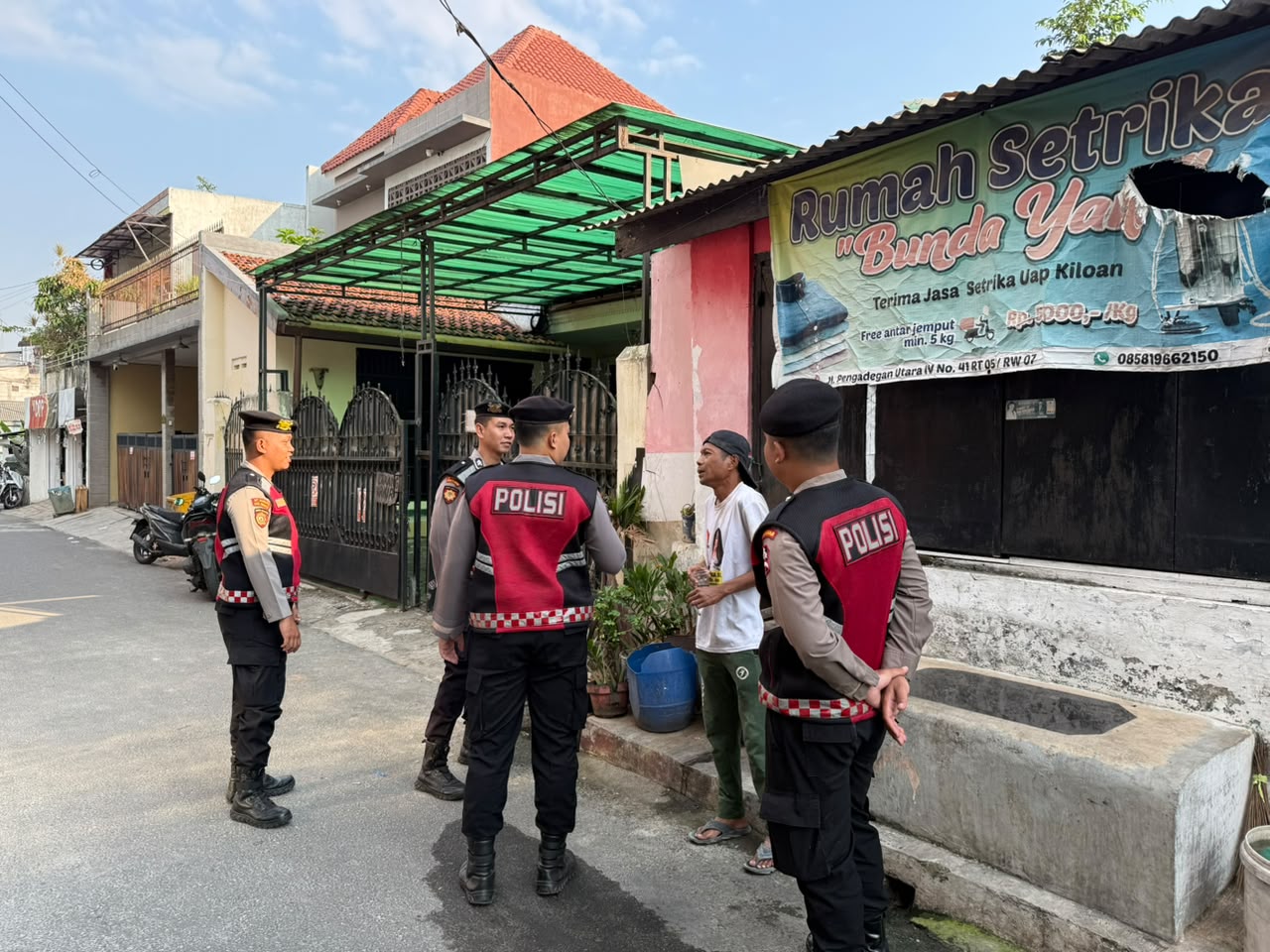 Sapa Warga Sabtu Pagi, Detasemen Perintis Korsabhara Polri Pastikan Wilayah Pengadegan Aman   