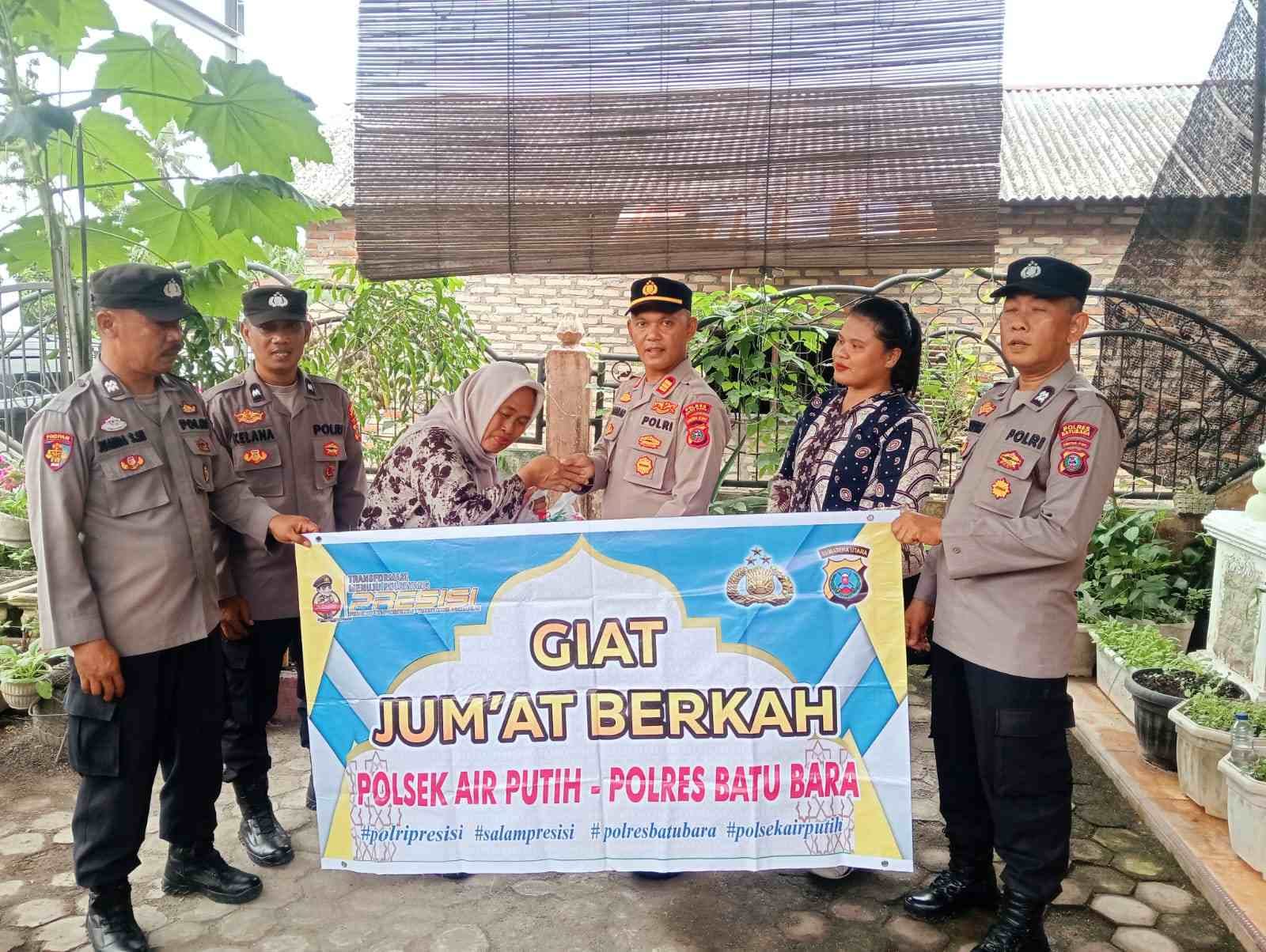Polsek Air Putih Gelar Jumat Berkah – Bagi Bansos Beras kepada Warakawuri di Desa Sipare-Pare