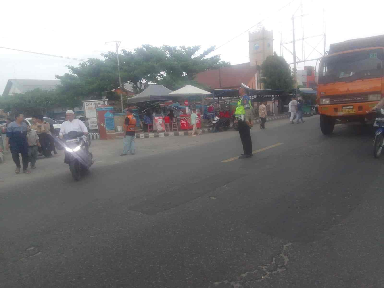 Satlantas Polres Batu Bara Laksanakan Gatur di Depan Masjid Jami’ Al-Ridha Lima Puluh – Kegiatan Aman Lancar   