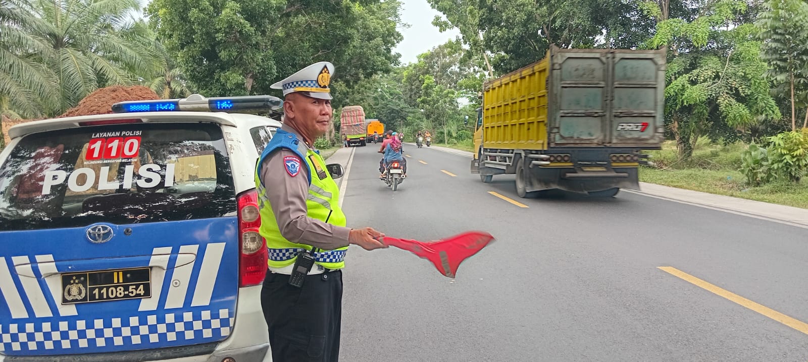 Satlantas Pos Sei Bejangkar Laksanakan Patroli Jalinsum – Kibas Bendera Merah di Lokasi Rawan, Kegiatan Aman Lancar
