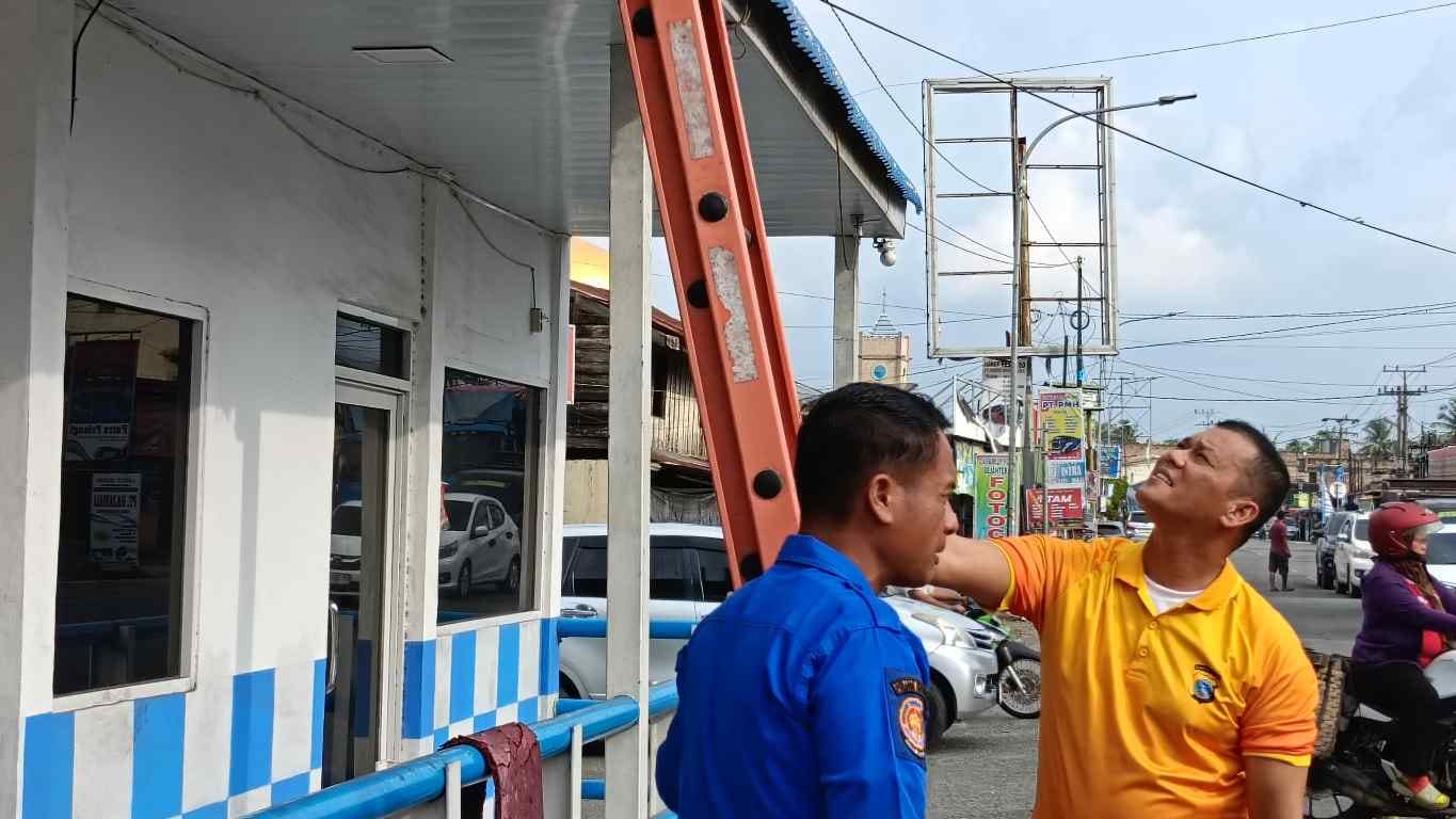 Satlantas Polres Batu Bara dan Damkar Gelar Korvei di Pos Lantas Simpang Empat Lima Puluh – Bersihkan Kotoran Burung dari Atap   