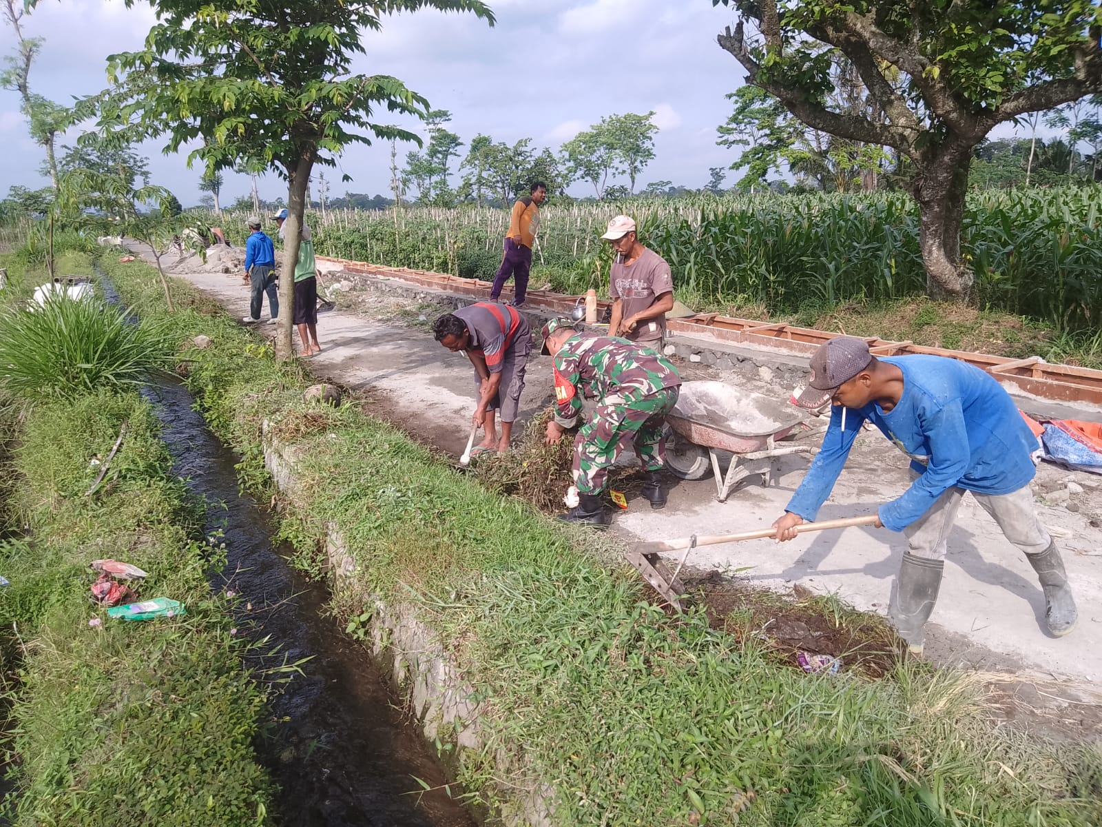 Lancar Akses Pertanian, Kopka Budi Bersama Warga Bersihkan Area Jalan Persawahan Tambakan   