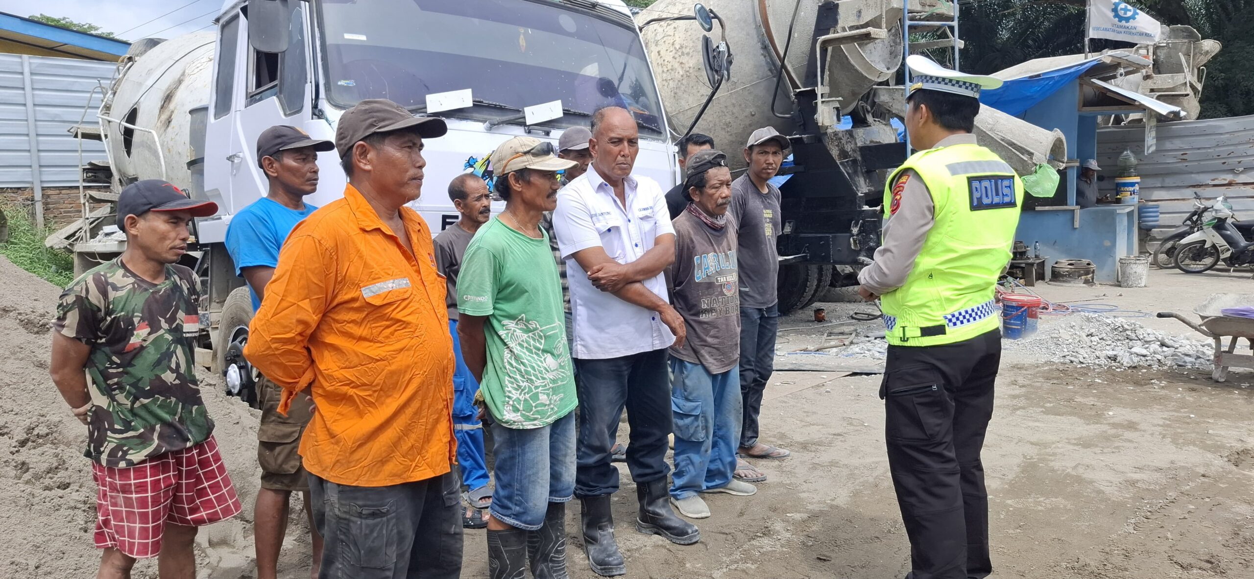 Satlantas Polres Batu Bara Gelar “Polantas Karib” di Pabrik Semen, Berikan Sosialisasi Tertib Lalu Lintas Kepada Karyawan   