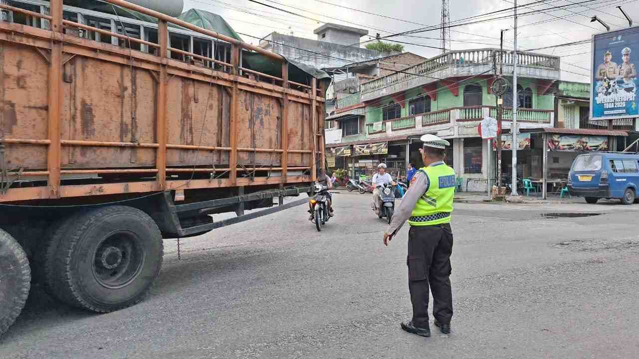 Satlantas Polres Batu Bara Laksanakan Gatur Lalin Sore – Jalinsum Simpang Empat Lima Puluh Lancar Aman   