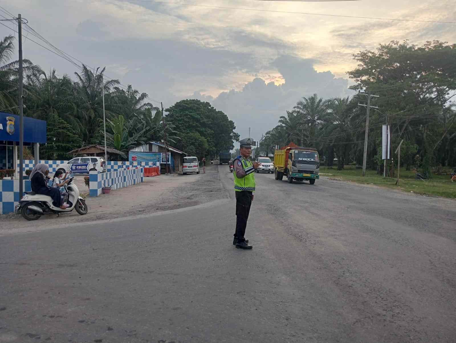 Satlantas Pos Sei Bejangkar Laksanakan Gatur Lalin Sore – Jalinsum Depan Pos Berjalan Aman Lancar   