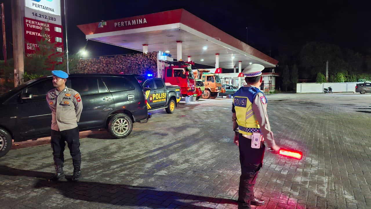 Satlantas Polres Batu Bara Laksanakan Patroli di SPBU Jalinsum Sumber Padi – Kegiatan Aman Lancar   