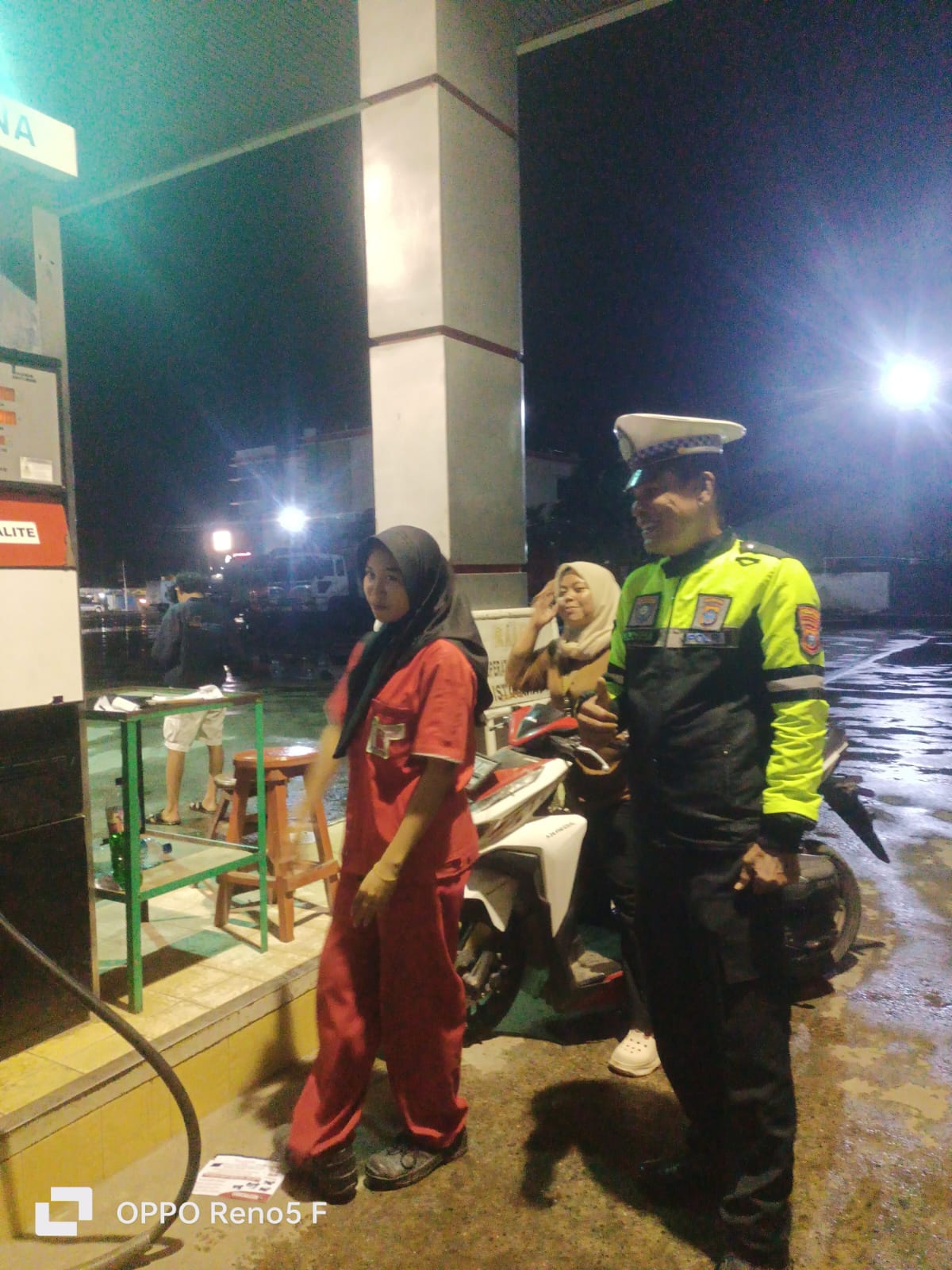 Satlantas Polres Batu Bara Laksanakan Patroli di SPBU Desa Binjei Baru – Antisipasi Kemacetan, Masyarakat Merasa Nyaman   