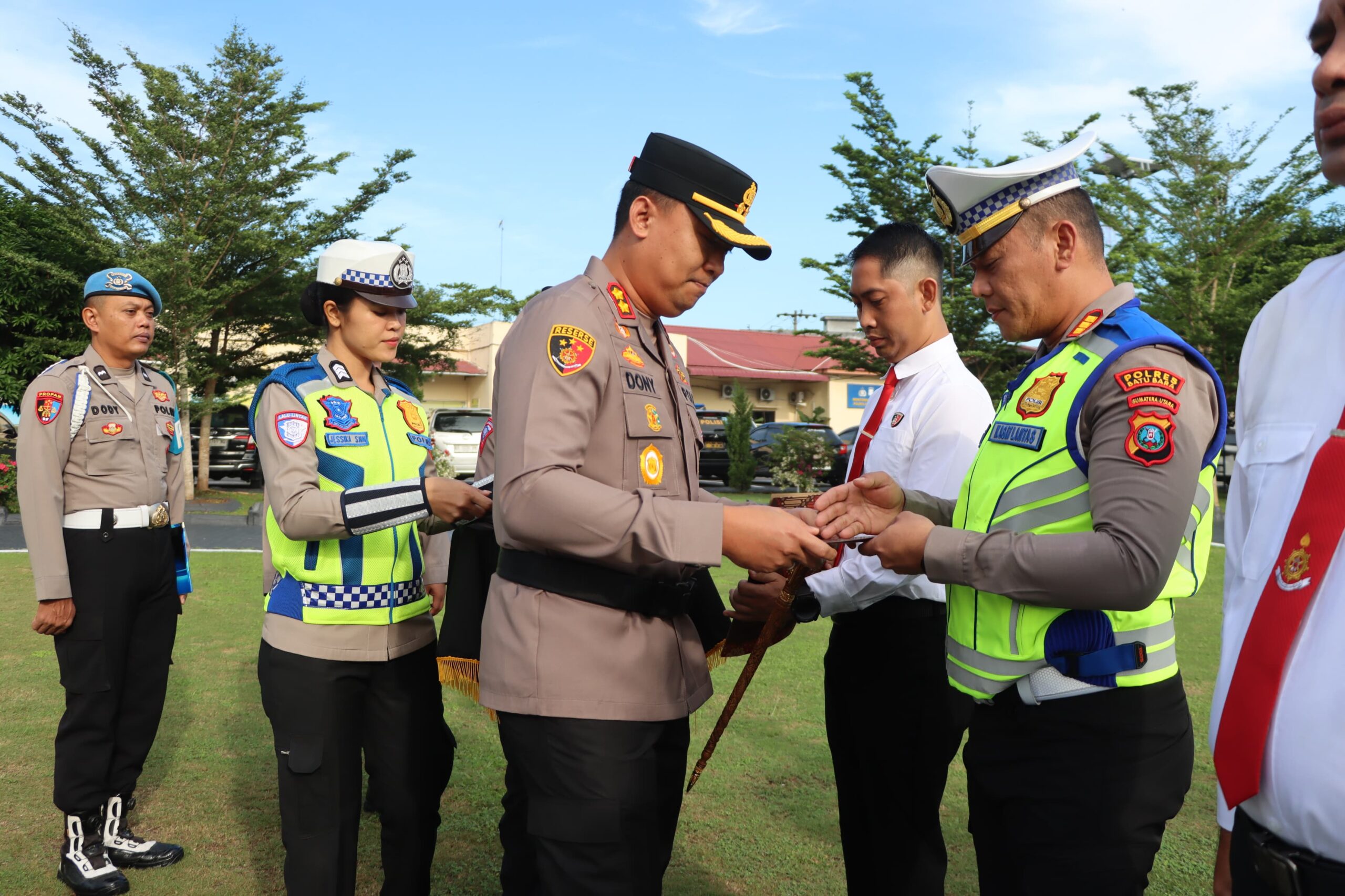 AKP Simon Simatupang, S.H, M.H Terima Penghargaan, Kontribusi Divisi Lalu Lintas di Hargai Atas Kinerja Unggul    