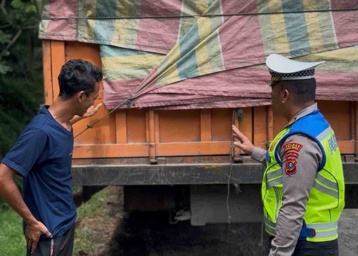 AKP Simon E. Simatupang Pimpin Kegiatan Polantas Karib, Himbau Pengemudi Truk & Bus Jaga Kondisi Kendaraan dan Hindari Mengemudi Lelah   