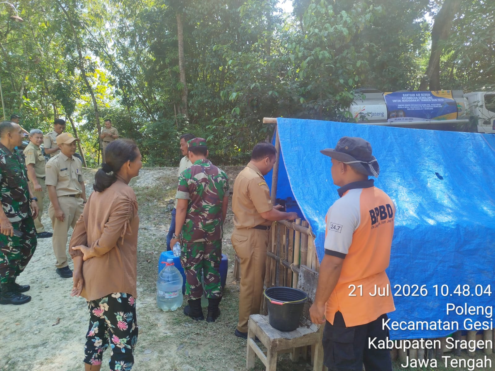 Koramil Gesi Bersama Forkopimcam Salurkan 10.000 Liter Air Bersih untuk Warga Terdampak Kekeringan di Poleng   