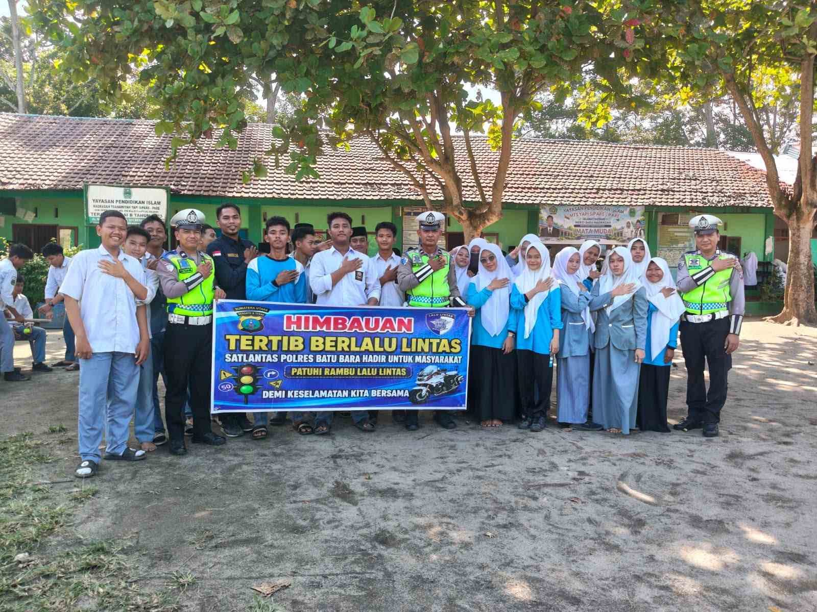 AKP Simon E. Simatupang Pimpin Sosialisasi di Sekolah Swasta YAPI – Himbau Gunakan Helm SNI dan Jangan Berkendara Tanpa SIM      