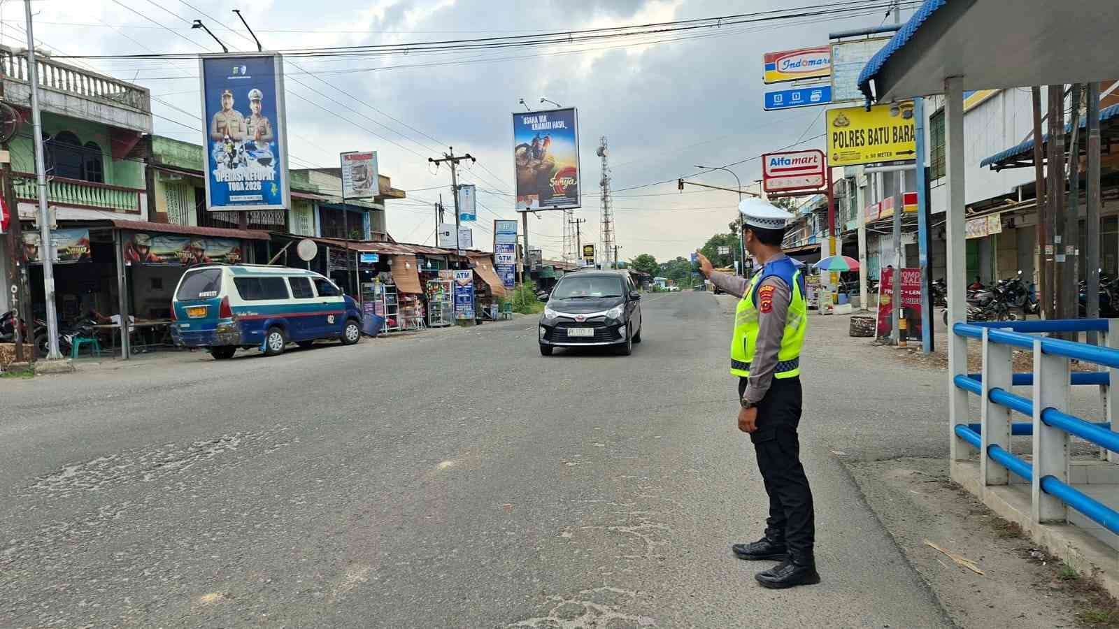Satlantas Polres Batu Bara Lakukan Pengaturan Lalu Lintas Siang di Jalinsum Pos Lantas Lima Puluh – Kegiatan Aman Lancar
