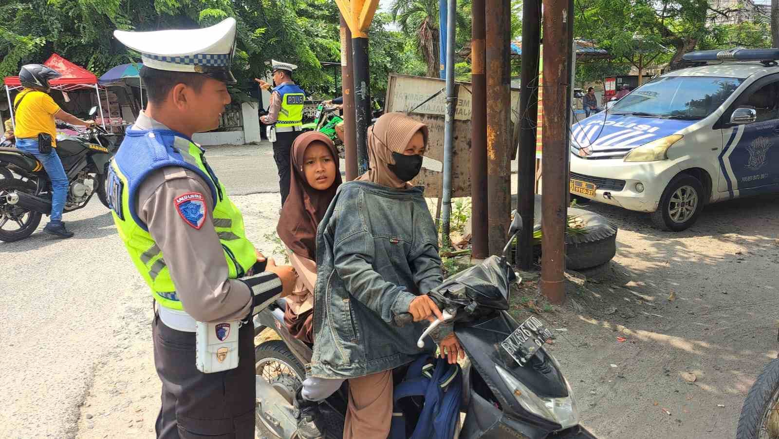 Satlantas Polres Batu Bara Lakukan Gatur Siang di Jalinsum Simpang Tanah Merah – Kegiatan Aman Lancar