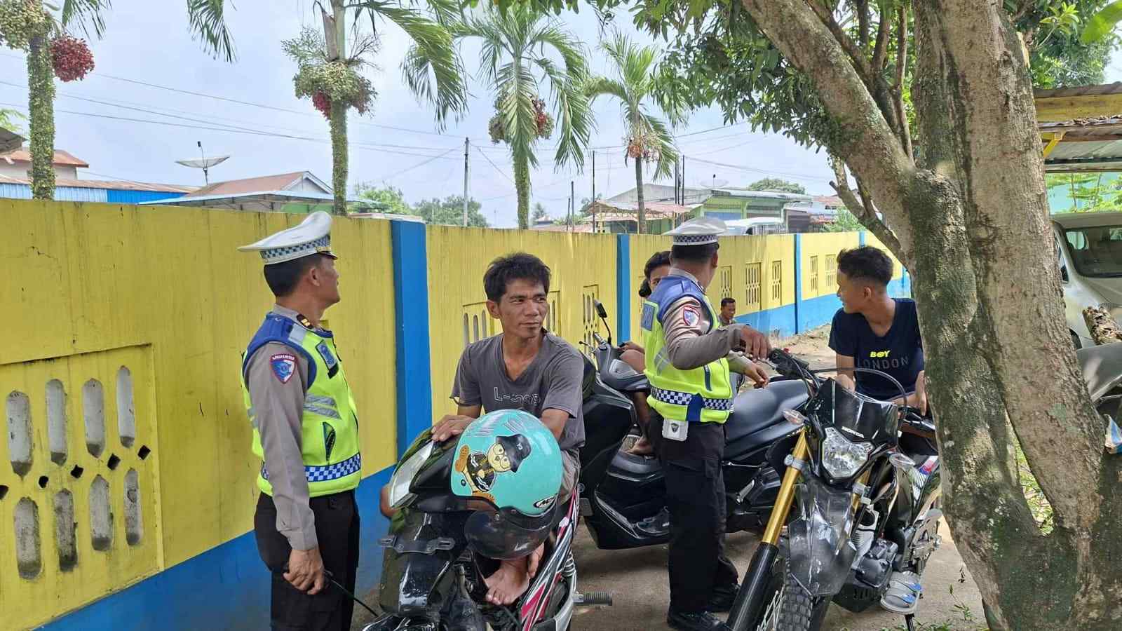 Satlantas Polres Batu Bara Gelar Himbauan di Sekitar SMP N 1 Lima Puluh – Ingatkan Pengguna Jalan Gunakan Helm dan Patuhi Rambu