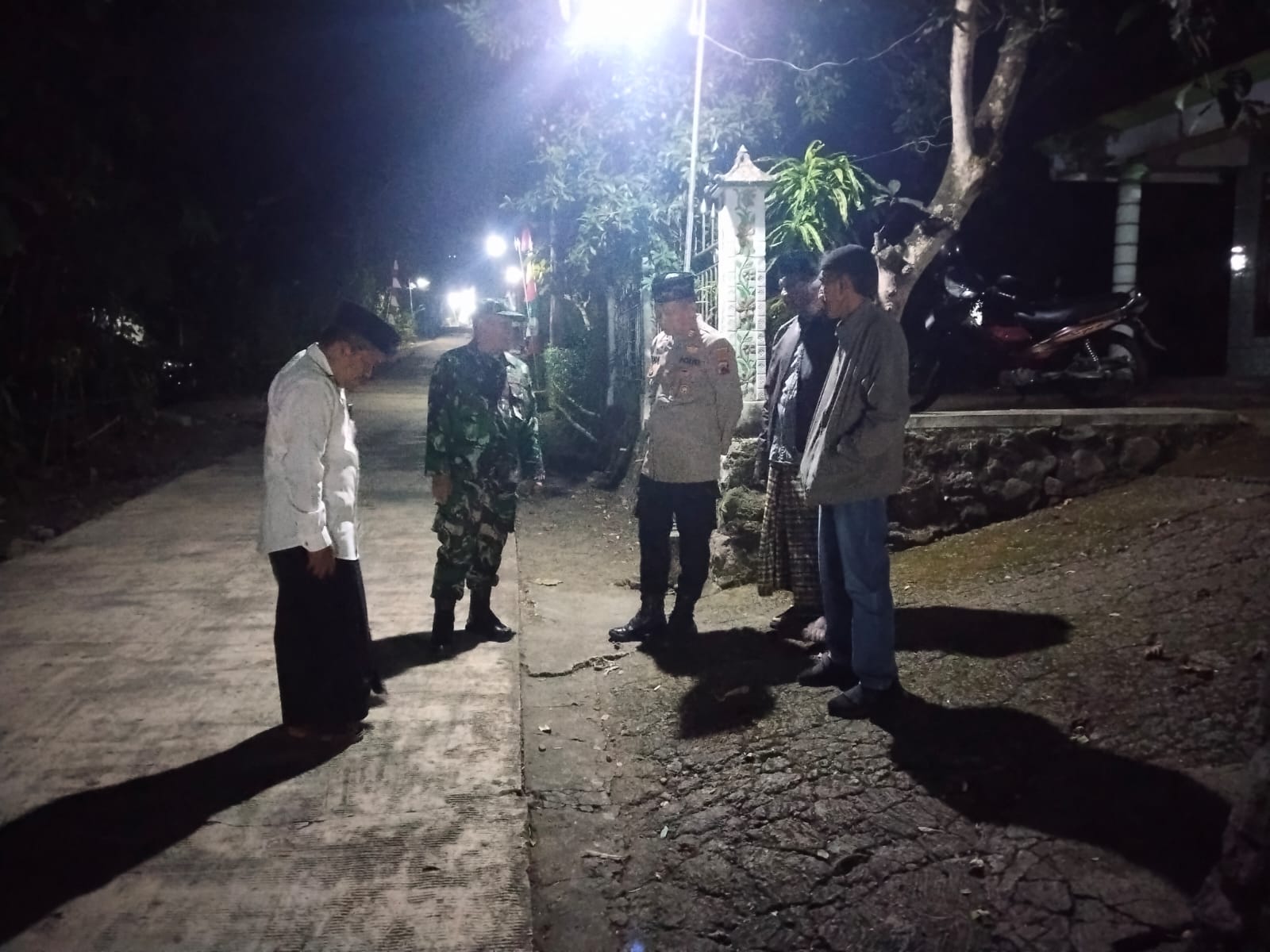 Serka Puryanto Bekali Linmas dan Lanjut Patroli Malam, Wujud Nyata Sinergi Menjaga Keamanan Kismantoro   