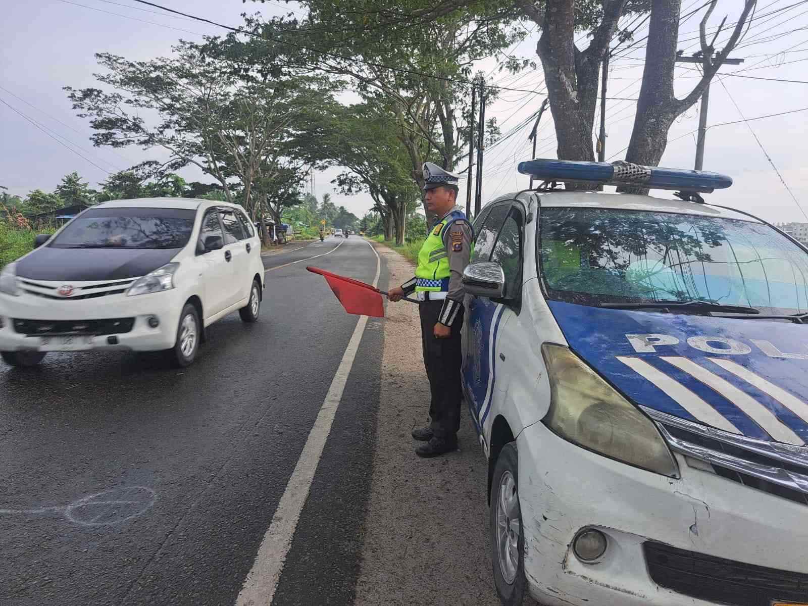 Satlantas Polres Batu Bara Lakukan Patroli Jalinsum dan Kibas Bendera Merah di Pos Lantas Indrapura – Kegiatan Aman Lancar   