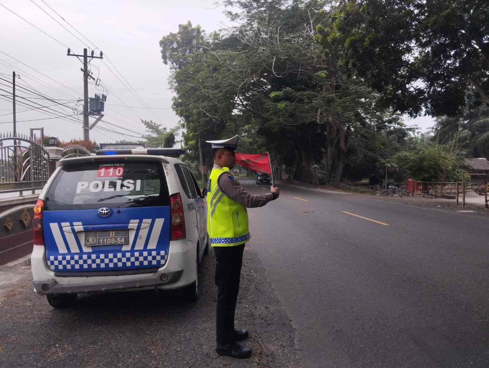 Satlantas Polres Batu Bara Lakukan Patroli Jalinsum dan Kibas Bendera Merah di Pos Lantas Sei Bejangkar – Kegiatan Aman Lancar   
