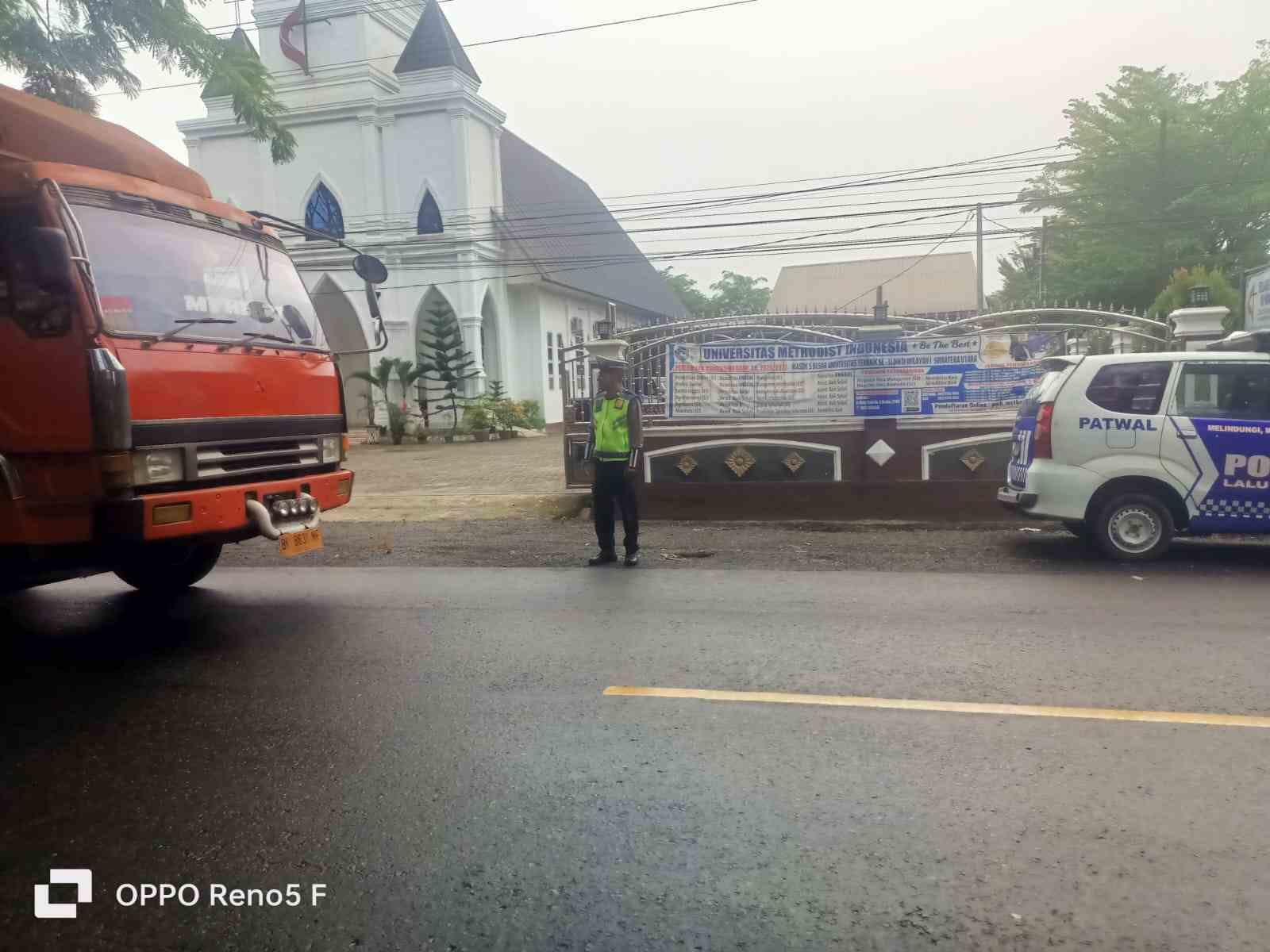 Satlantas Polres Batu Bara Lakukan Gatur dan Pengamanan Gereja di Jalinsum Pos Lantas Sei Bejangkar – Kegiatan Aman Lancar   
