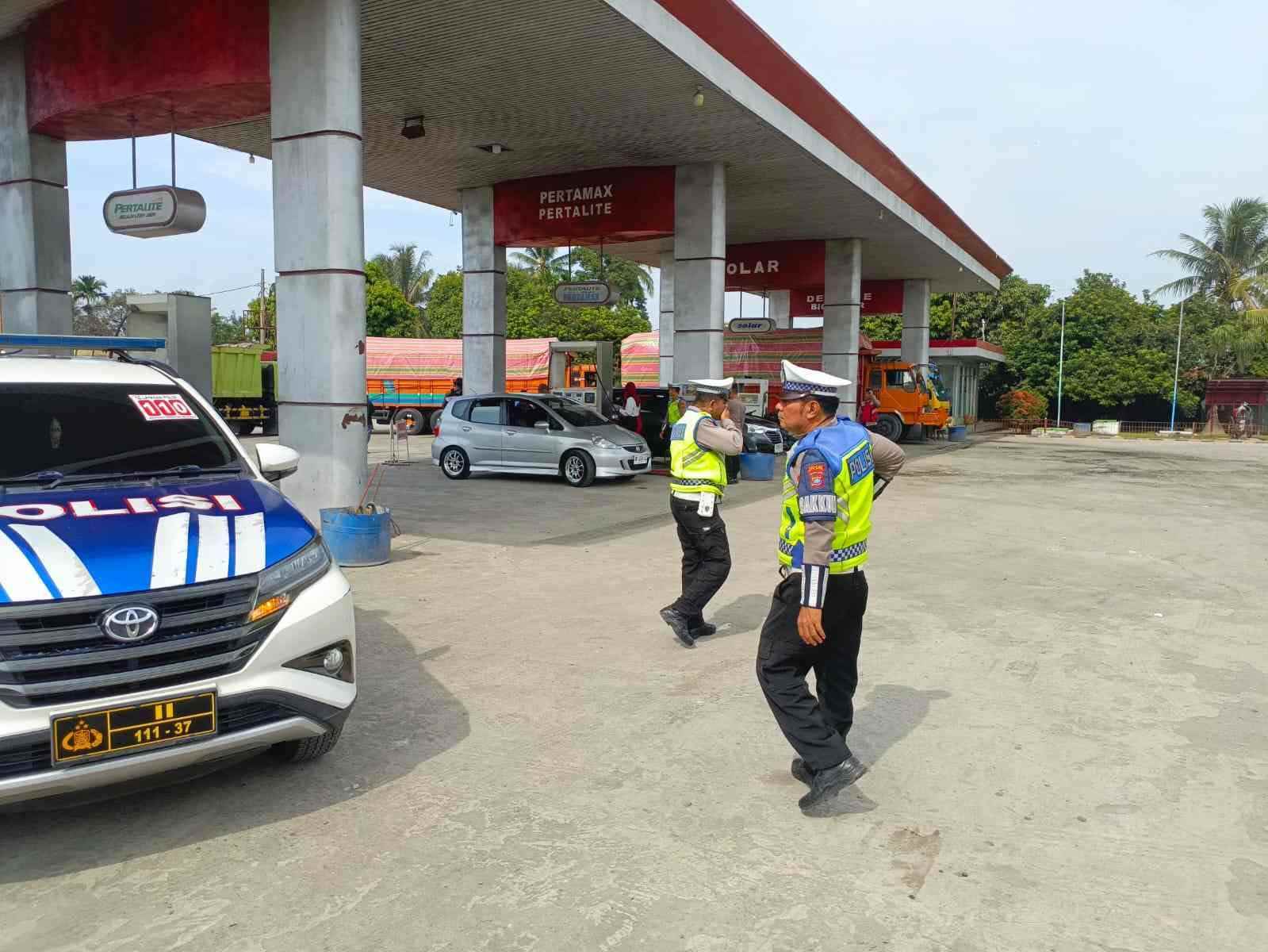Satlantas Polres Batu Bara Lakukan Patroli di SPBU Simpang Gambus – Antisipasi Kemacetan dan Berikan Kenyamanan Masyarakat