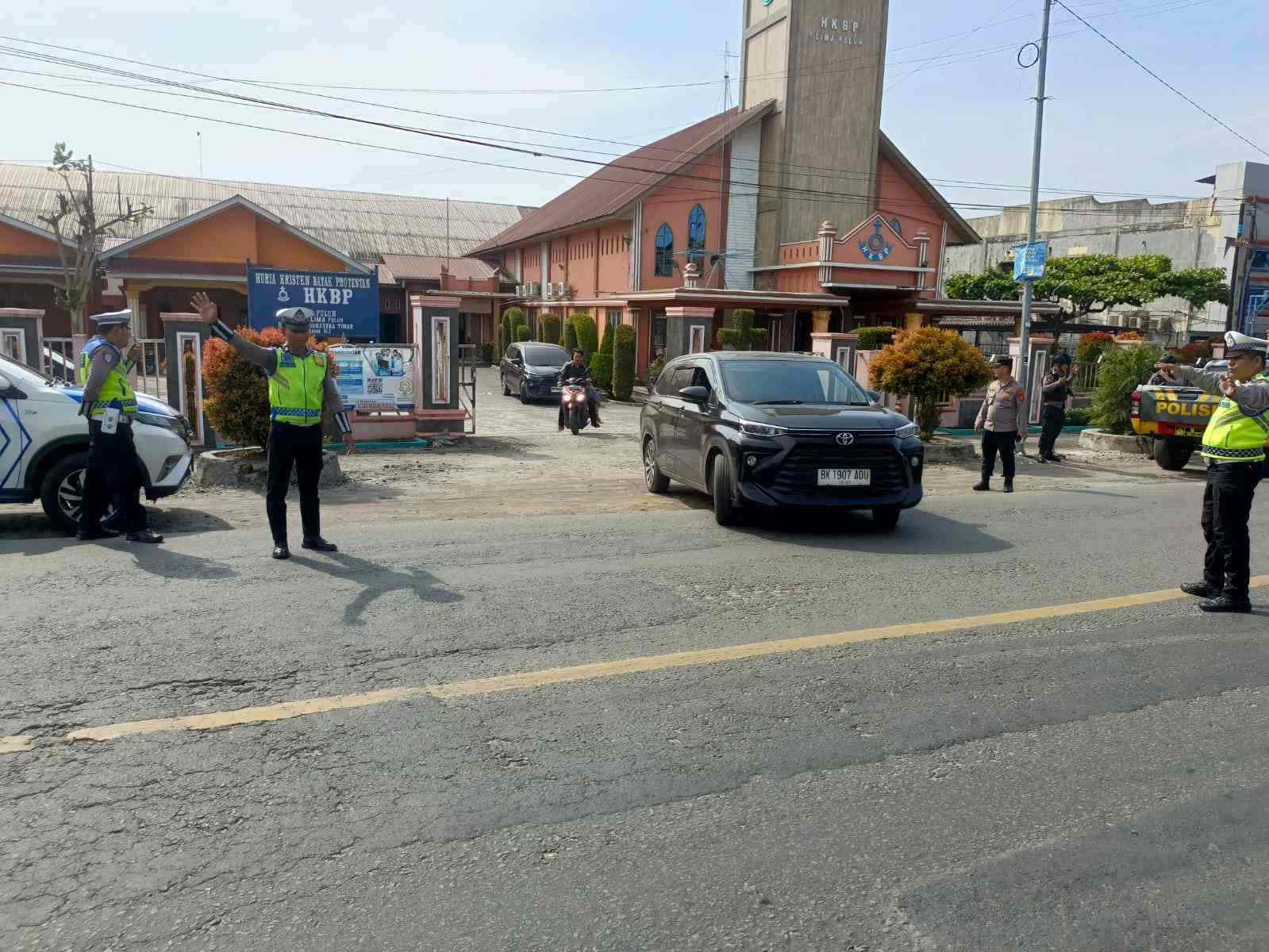 Satlantas Polres Batu Bara Lakukan PAM Lalu Lintas di Depan Gereja HKBP Lima Puluh – Jemaat Bisa Ibadah dengan Nyaman   