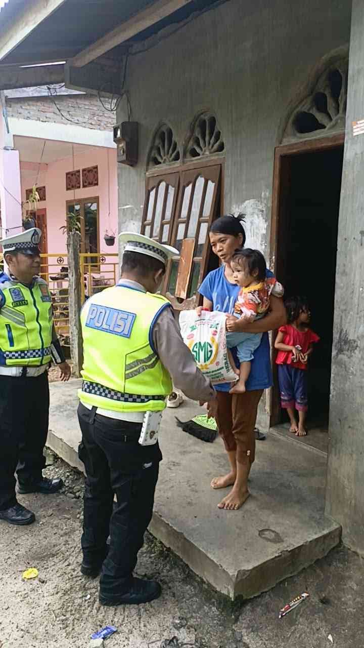Satlantas Polres Batu Bara Gelar “Minggu Kasih” – Patroli Anti Kemacetan dan Bagi Sembako Kepada Masyarakat yang Membutuhkan