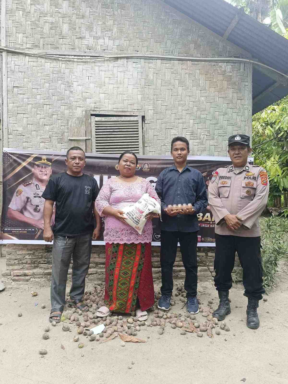 Polsek Medang Deras Gelar Minggu Kasih di Dusun Tapian Nauli – Berikan Sembako Kepada Masyarakat yang Membutuhkan   