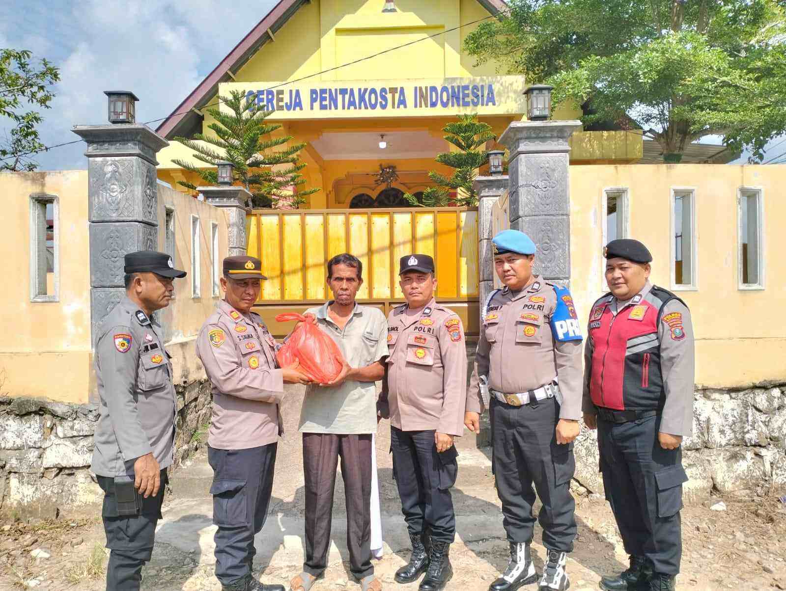 Polsek Lima Puluh Gelar Minggu Kasih di Gereja GPI – Berikan Sembako Kepada Warga Tidak Mampu