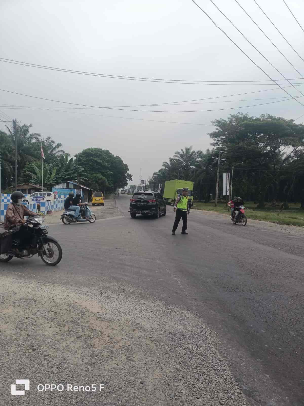 Satlantas Polres Batu Bara Lakukan Gatur Siang di Jalinsum Pos Lantas Sei Bejangkar – Kegiatan Aman Lancar
