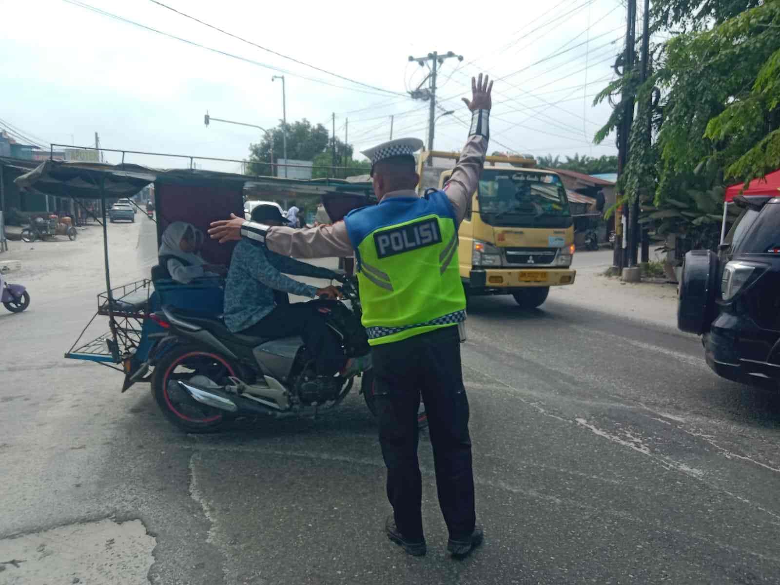 Satlantas Polres Batu Bara Lakukan Gatur Siang di Jalinsum Simpang Tanah Merah – Kegiatan Aman Lancar   