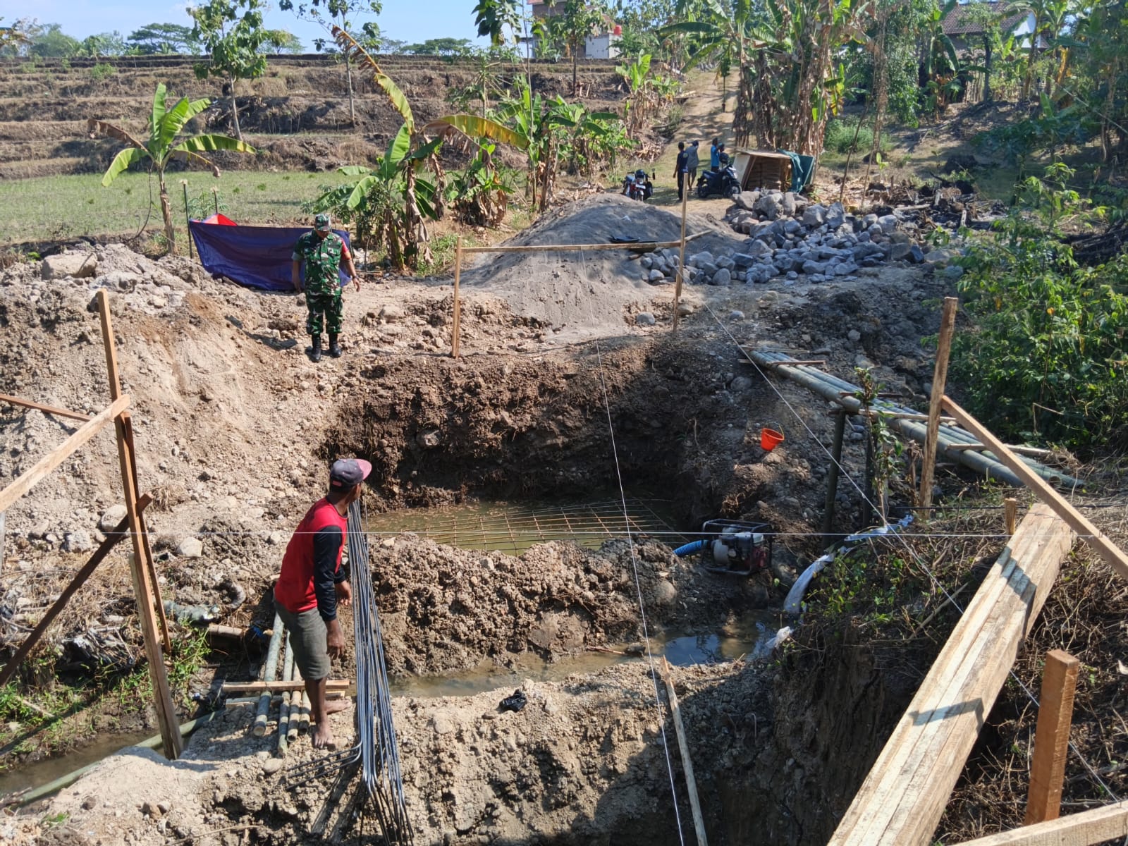 Babinsa Kawal Pembangunan Jembatan Beton, Akses Penghubung Karangmalang–Kedawung Segera Terwujud