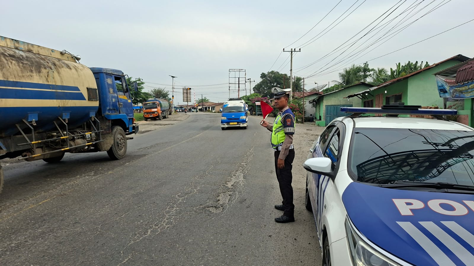 Satlantas Polres Batu Bara Lakukan Patroli Jalinsum dan Kibas Bendera di Pos Lantas Lima Puluh – Kegiatan Aman Lancar