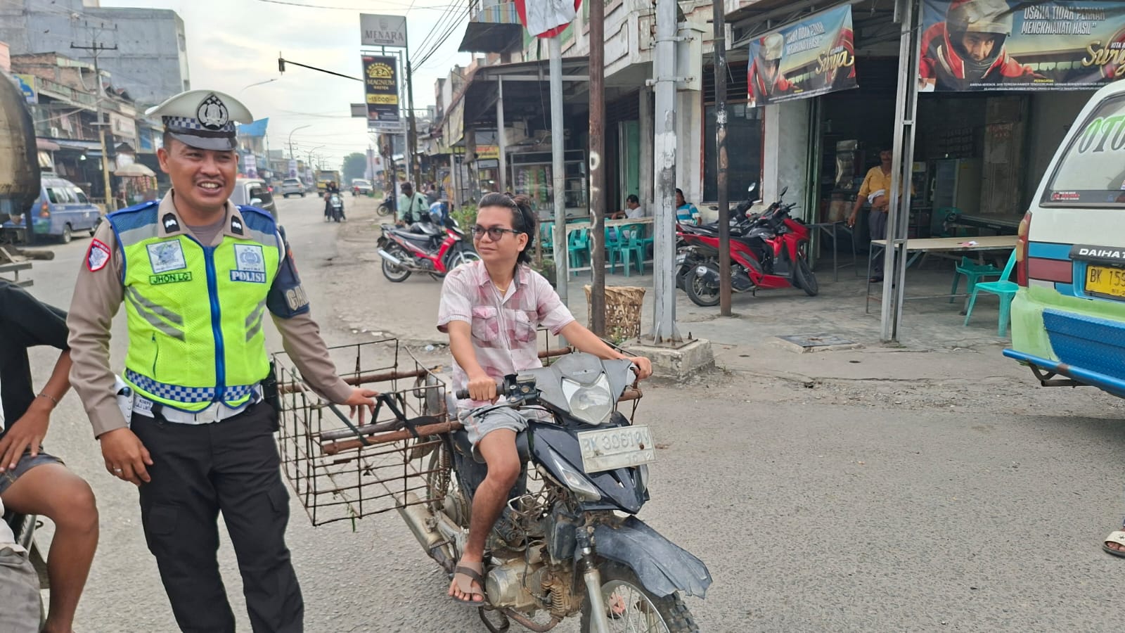 Satlantas Polres Batu Bara Lakukan Pengaturan Arus Lalu Lintas Sore di Pos Lantas Lima Puluh – Kegiatan Aman Lancar