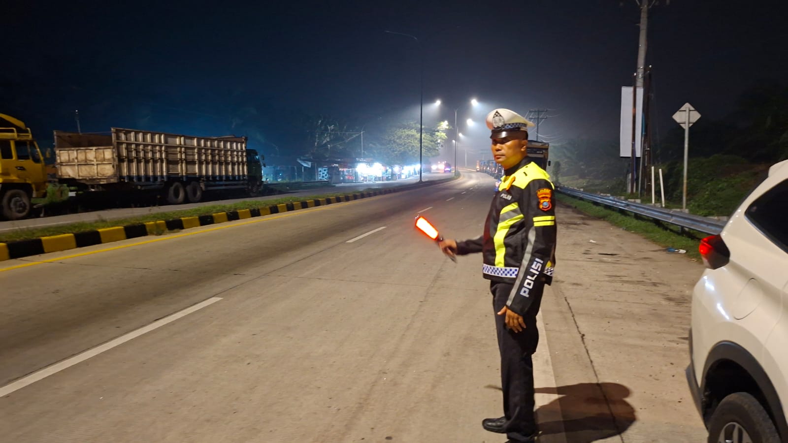 Satlantas Polres Batu Bara Lakukan Patroli Blue Light di Jalan Lintas Sumatera Pukul 00.00 WIB – Kegiatan Aman Lancar   